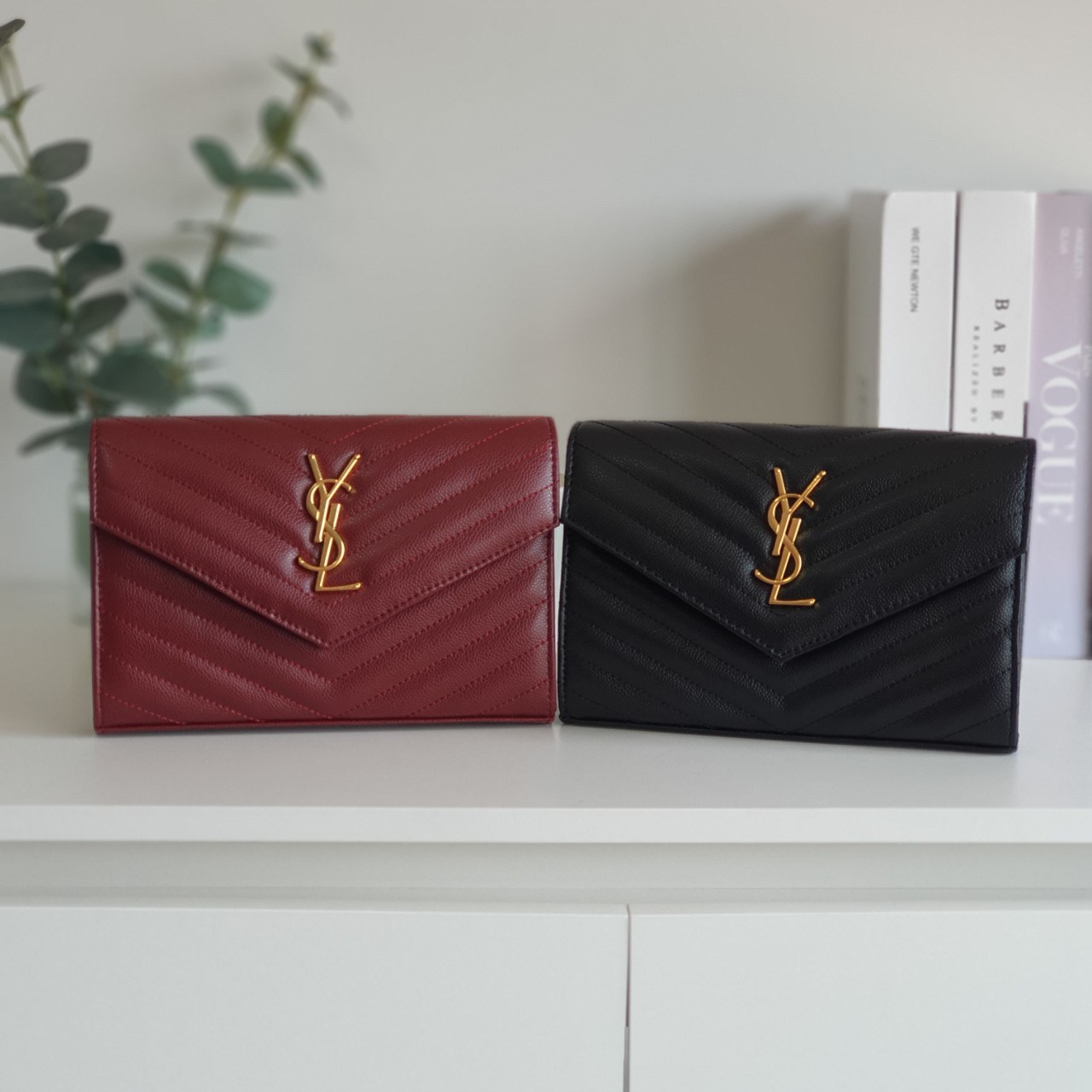 YVES SAINT LAURENT YSL BAG VIP GIFT WITH PURCHASE (GWP) พรีเมี่ยมกิ้ฟ Limited Edition จาก YSL DUTY FREE COUNTER วัสดุหนังแท้ลายคาเวียร์ ทรงหน้าจดหมายลายทาง สวยหรูมาก อะไหล่ทอง เปิดปิดด้วยกระดุมแม่เหล็ก ภายในโล่งมี2ช่องใหญ่ ช่องซิปใหญ่ มีที่ใส่บัตร12ใบ มาพ