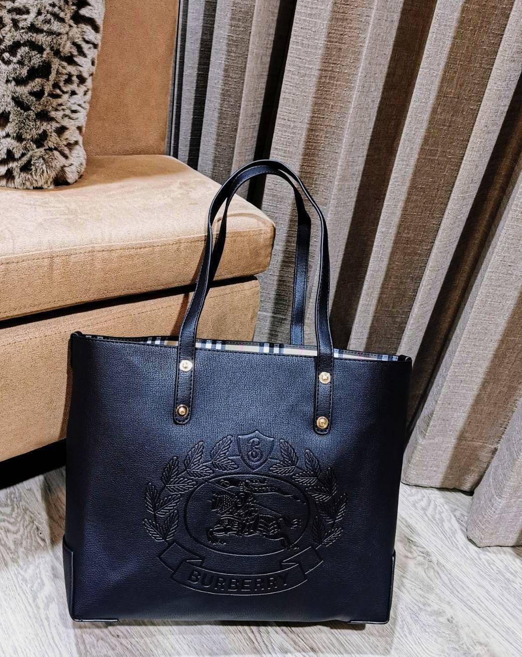 VIP 】BURBERRY FRAGRANCES TOTE BAG VIP GIFT WITH PURCHASE (GWP) พรีเมี่ยมกิ๊ฟ Limited Edition จาก BURBERRY PERFUME รุ่นแนะนำ ดีไซน์สวยโดดเด่นหนังสีดำขึ้นเทคเจอร์ด้านหน้ามีโลโล้แบรนด์ ภายในลายวินเทจสุดคลาสสิค โล่งกว้างมีช่องซิปเล็กและโลโก้ด้านใน สามารถใส่เอ
