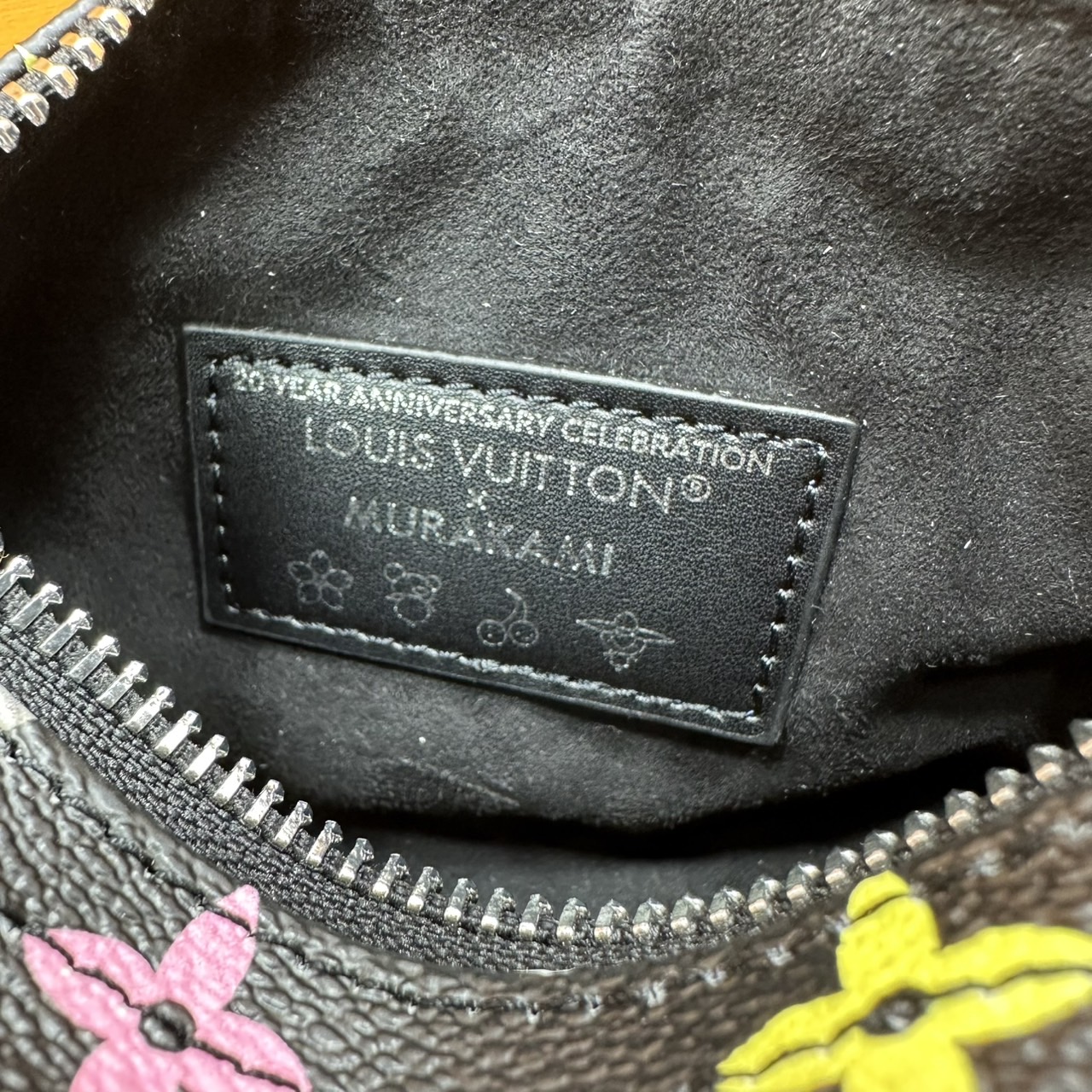 ORI | LV x TM Nano Speedy Bag Murakami กระเป๋าสะพายสปีดี้นาโนไซส์เล็ก เผยความมีชีวิตชีวาปรับดีไซน์โทนสีสดใส สวยเรียบหรู ผู้ดี แต่งแต้มดีเทลจากคอลเลคชั่น LV x Murakami คอมพลีตลุคด้วยที่ห้อยกุญแจรูปโบว์สุดเอ็กซ์คลูซีฟ