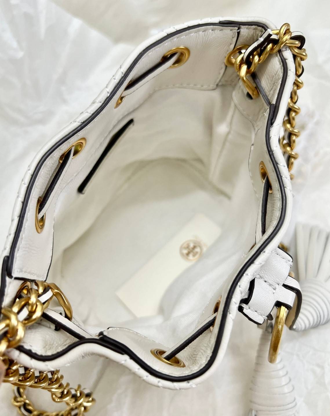 สีออกใหม่ ซึ่งหาได้ยากมากค่ะ 🤩 TORY BURCH FLEMING QUILTED BUCKET BAG ((56868)) พร้อมส่ง สวยท้าให้ลอง! จำนวนจำกัด สินค้าต้องมี กระเป๋าทรงBucket หนังแกะแท้((หนังจะมีความนิ่ม ทนทานและแพงกว่าหนังวัวมาก)) เดินด้ายลายนวมสวยมากๆค่ะ