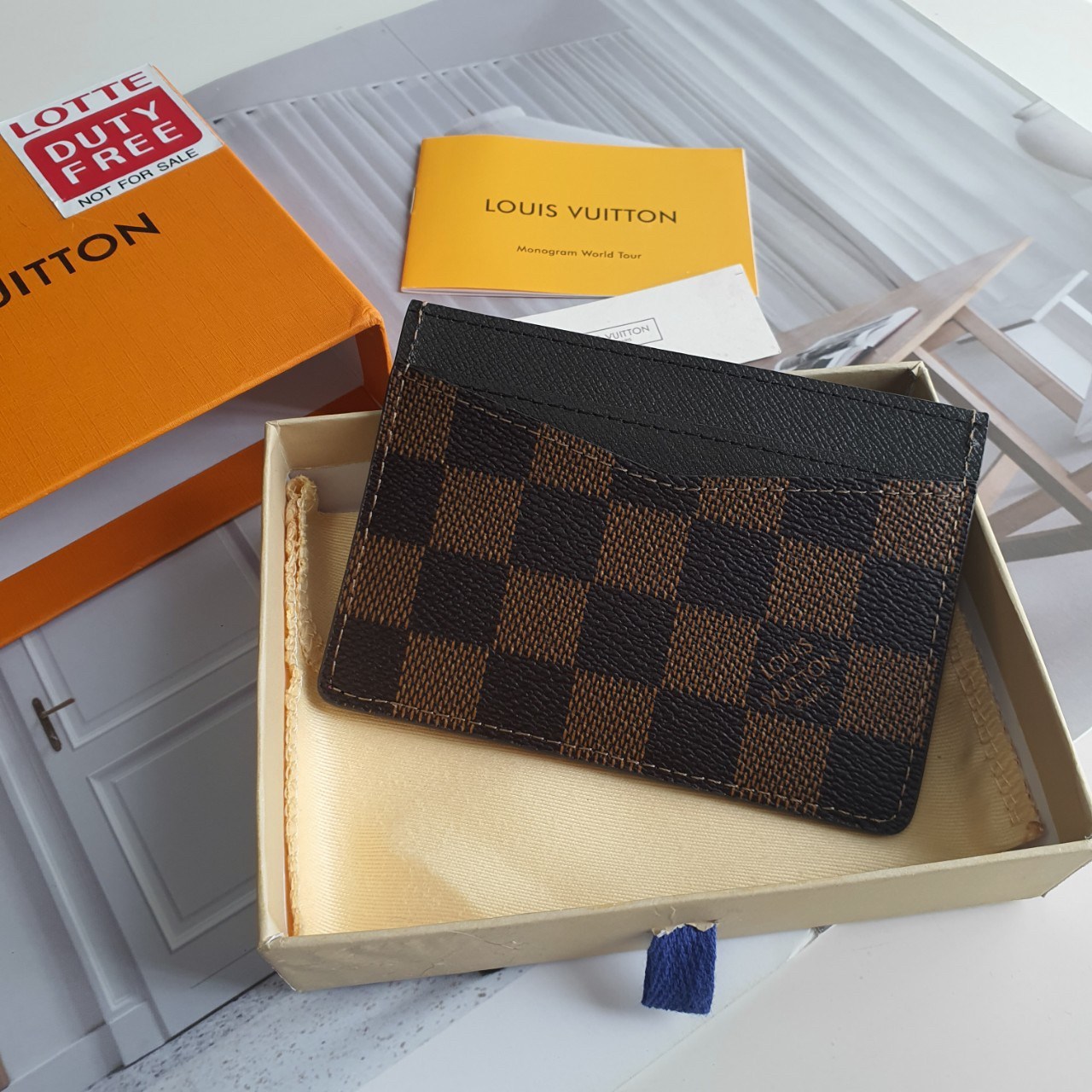 งานหรูเว่อวัง LOUIS VUITTON CARD HOLDER (GWP) 💳 ที่ใส่บัตร จากพรีเมี่ยมกิ้ฟแบรนด์หรู ดีไซน์สวยเก๋ หนังแท้ลายสวยเป็นเอกลักษณ์ ขนาดกำลังดี ใส่บัตรอย่างน้อย 7 ใบ พกพาสะดวก จะซื้อไว้ใส่บัตรใบหรู หรือซื้อให้เป็นของขวัญ ก็ควรค่าที่สุดคะ ห้ามพลาดนะคะ