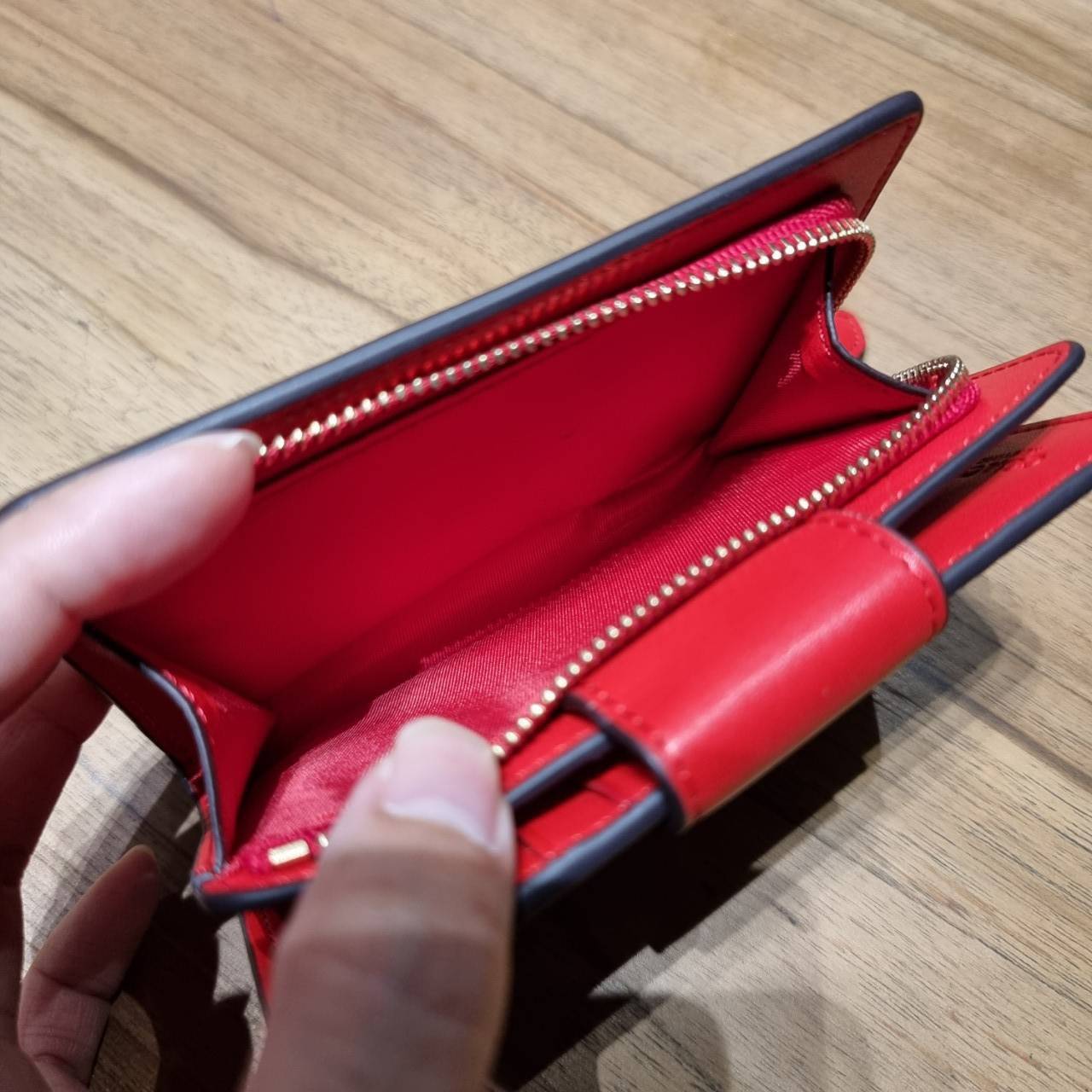 COACH C4117 MEDIUM CORNER ZIP WALLET IN SIGNATURE CANVAS WITH APPLE PRINT ดีไซน์ใหม่ล่าสุด!! คอลเลคชั่นลายพริ้นท์แอปเปิ้ลแดงโดดเด่นบนพื้นลายซิกเนเจอร์ เพิ่มลูกเล่นให้กระเป๋าสตางค์ของคุณ กระเป๋าสตางค์ใบกลาง ขนาดกำลังเหมาะมือ วัสดุหนังแคนวาส ดูแลรักษาง่าย ม