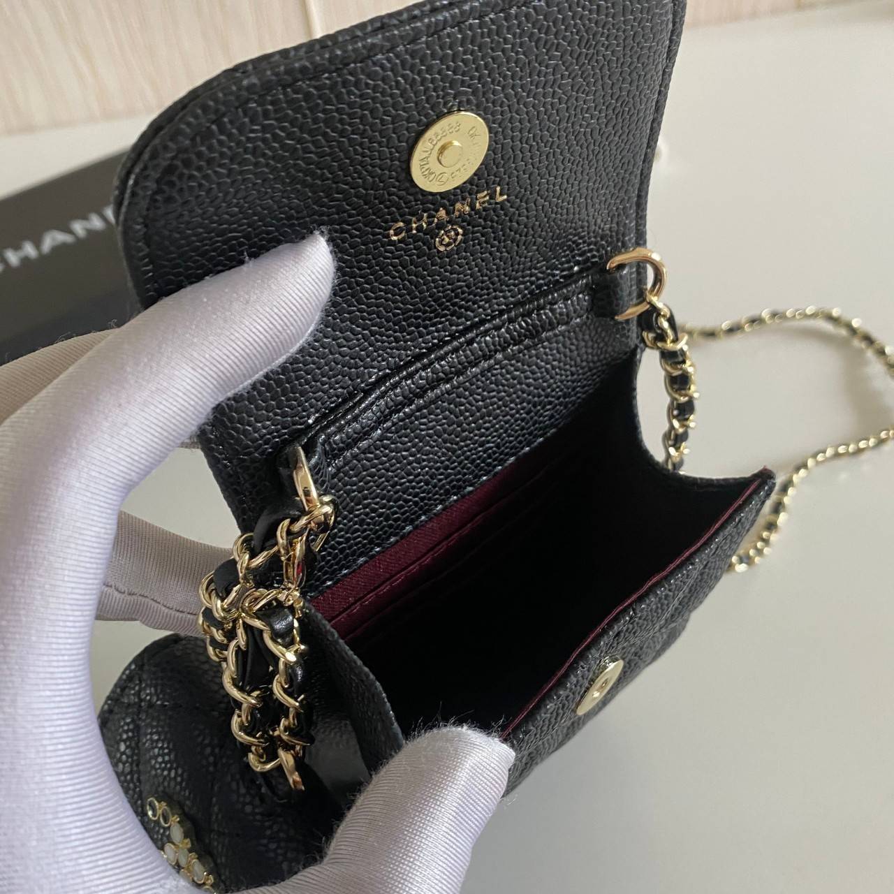 พรีเมี่ยมกิ๊ฟแท้ 100% 】หนังแท้ CHANEL PHONE BAG มาแล้วๆ น่ารักสุดๆ ใส่iPhone pro max ได้สบาย หนังคาเวียร์ ใบเล็กถอดแยกได้ ใส่พวงกุญแจเก๋ได้เลย งานพรีเมี่ยมกิ้ฟท์จากเค้าเตอร์น้ำหอมต่างประเทศ