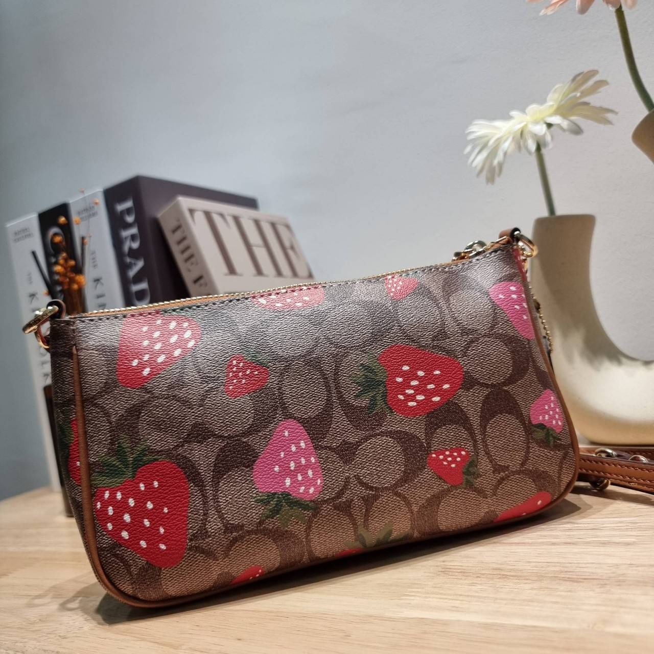 COACH F58321 TOP HANDLE POUCH คอลเลคชั่นสุดฮิต กับดีไซน์ใหม่ น่ารักน่าใช้ทุกแบบ กระเป๋าพอชทรงใช้งานง่าย สะดวก กะทัดรัด วัสดุหนังแคนวาสเคลือบคุณภาพ มาพร้อมสายคล้องในตัว และสายสะพาย crossbody ปรับเปลี่ยนได้ตามสไตล์ อีกหนึ่งไอเท็มที่สาวๆต้องมี ในราคาสุดคุ้ม 