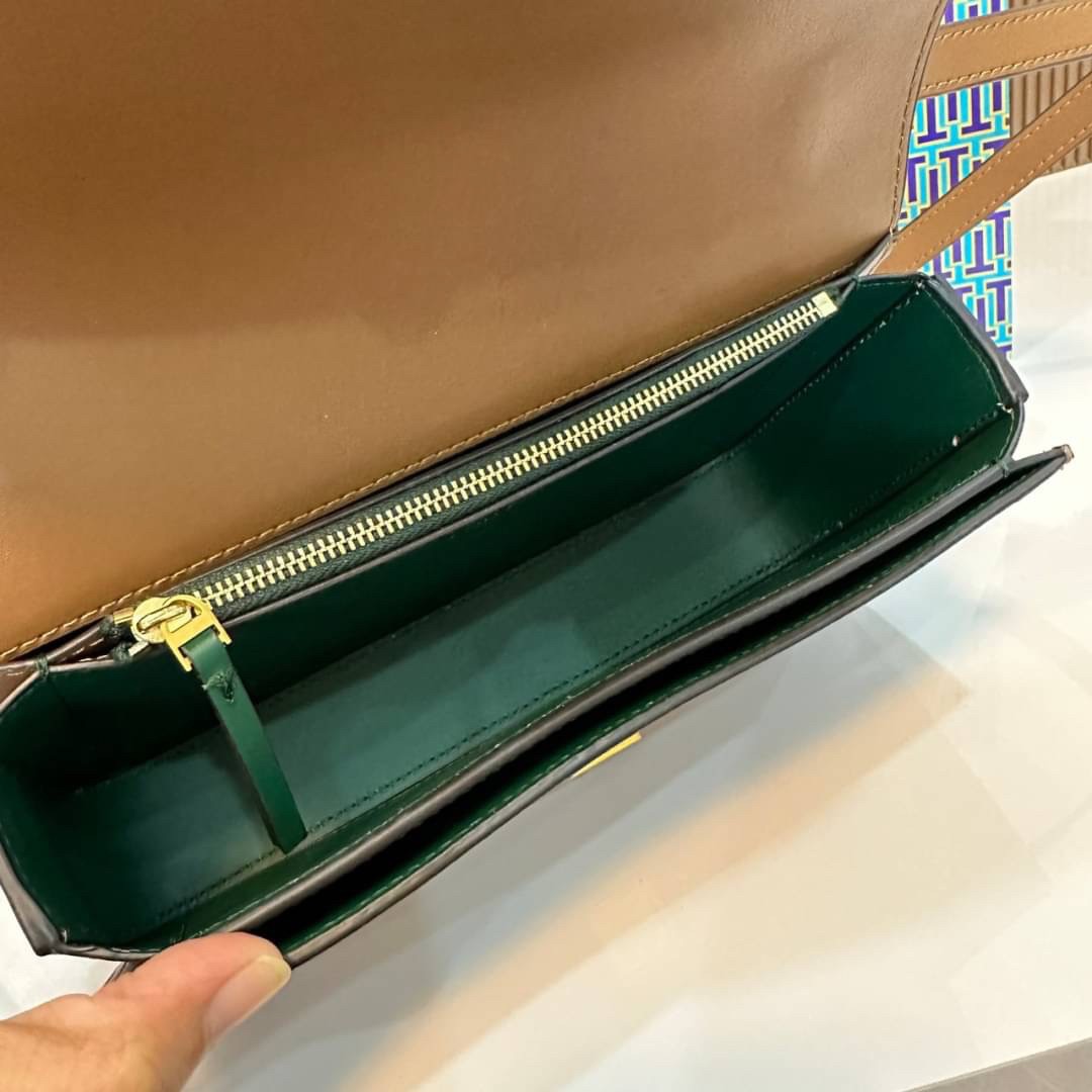 TORY BURCH ELEANOR SMALL LONG CONVERTIBLE SHOULDER กระเป๋าสะพายทรงยาว E/W Eleanor Convertible สูดหรู ดูแพง หนังแท้ เรียบสวยหรู โดดเด่นด้วยป้ายโลโก้สีทอง ลาย Double T อันเป็นเอกลักษณ์ ภายในช่องโล่งกว้างสามารถใส่โทรศัพท์ได้ทุกรุ่น สามารถใส่กระเป๋าสตางค์ใบยา