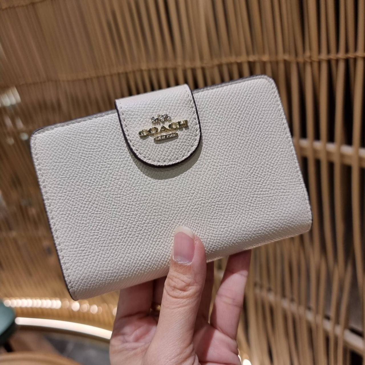 COACH 6390 MEDIUM CORNER ZIP WALLET เดอะเบสท์รุ่นที่สาวๆตามหา!! ดีไซน์ใหม่ สวยสะกด!! กระเป๋าสตางค์ใบกลาง สีคลาสสิค เรียบแต่แฝงความหรู บอกเลยว่ามันละมุนมาก!! ด้วยวัสดุหนัง crossgrain ที่ดูแลรักษาง่าย และยังดูผู้ดี ถือใช้แล้วขับผิวทุกสี ภายในมีช่องใส่บัตรแล