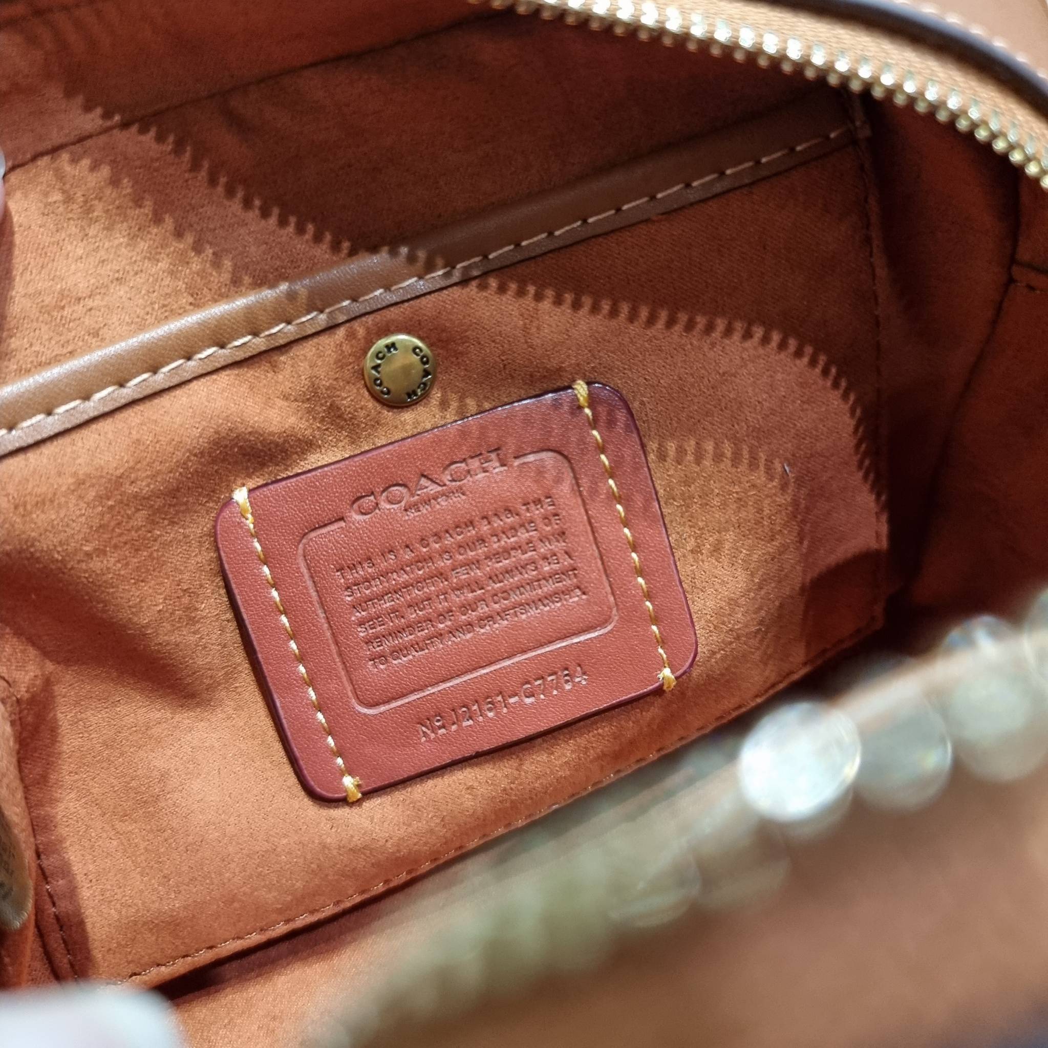 COACH C7764 STUDIO CAMERA BAG 19 IN SIGNATURE TEXTILE JACQUARD WITH CREATURES น้องเล็กใหม่สุดอีกหนึ่ง!! ขนาดเล็กกะทัดรัด มาแบบเลิศๆหรูๆมากแม่ พร้อมเทกเจอร์สุดคิ้วท์!! กระเป๋าสะพายข้างลุคไฮน์ ที่ดีไซน์ออกมาได้ปัง และดูแพงมากๆ ด้วยดีเทลคลาสสิคผสานความเป็นเอ