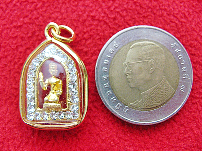 สินค้าหมดค่ะ องค์นางกวักเนื้อทองพ่นทรายล้อมเพชรเลี่ยมทองไมครอนพร้อมใบคาถาค่ะ