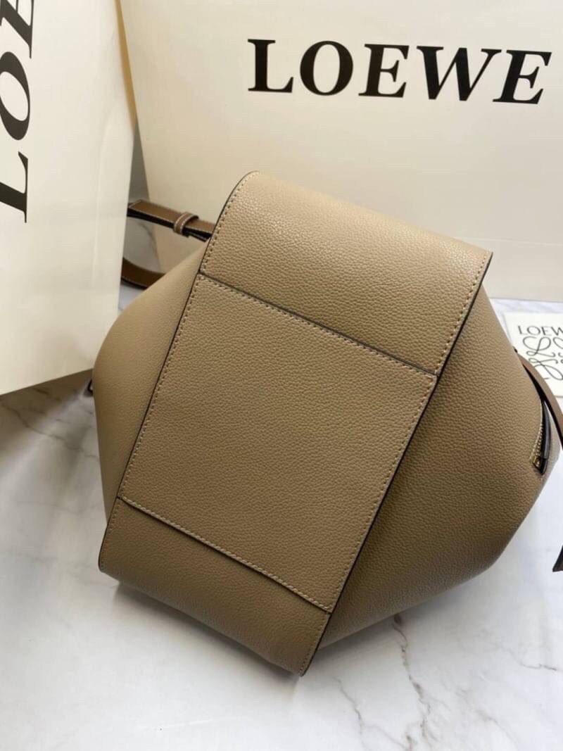 VIP GIFT 】หนังแท้ Loewe Small Hammock bag in pebble grain calfskin A multifunctional bag with supple side panels that release to change its shape. Looped straps allow the bag to be worn in multiple ways. This small version is in pebble grain calfskin.