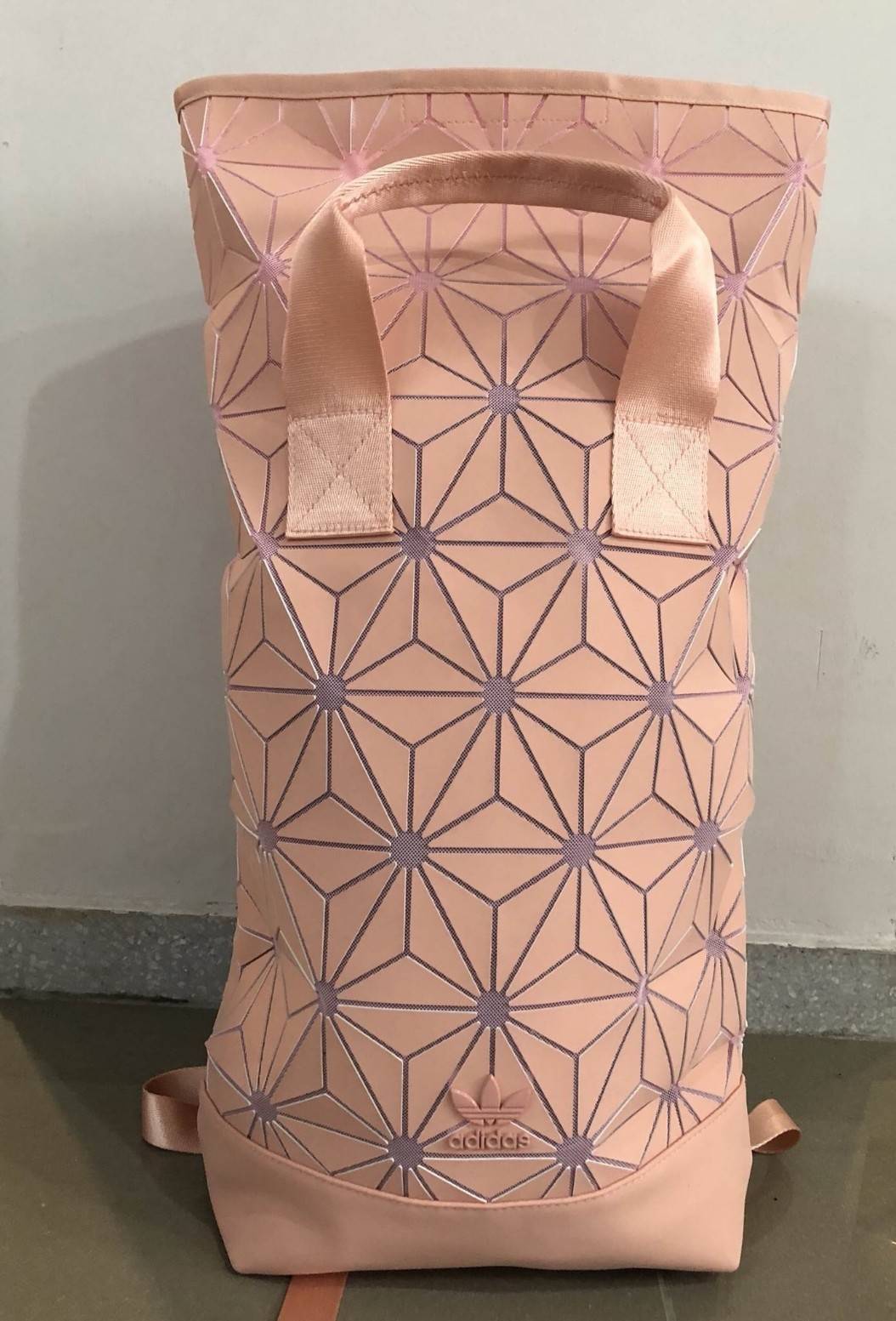 ADIDAS ISSEY MIYAKE ROLL TOP BACKPACK ความสปอร์ตซ่อนเท่ ด้วยลวดลาย 3D เก็บหมดทุกเม็ดทั้ง Tablet และ Gadgets โดยใช้ลูกเล่นของเหลี่ยมและมุมเชื่อมเข้าหากันขณะเดียวกันสีของกระเป๋านั้นคือสีขาวเท่ มีเสน่ห์ การออกแบบกระเป๋าเป็นเหมือนถุงทรงสูงในส่วนปากกระเป๋าเป็น