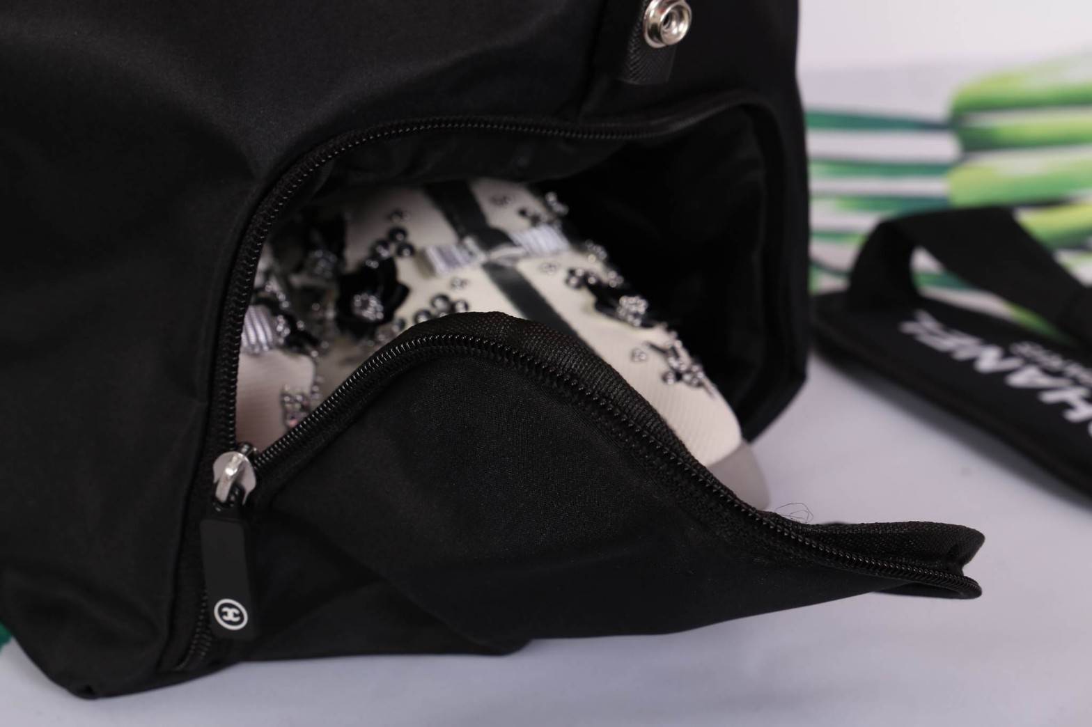 CHANEL VIP GIFT Large Travel Bag กระเป๋าเดินทาง Gift With Purchase รุ่น Limited Edition พรีเมี่ยมกิ๊ฟของเเท้จาก Chanel Perfumes Counter วัสดุ NYLON เนื้อหนาสีดำ-แดงเย็บโลโก้หนังด้านหน้า เปิดปิดด้วยซิป หัวซิปแบรนด์ใบใหญ่จุใจ พิเศษ! มีช่องใส่รองเท้าด้านข้าง