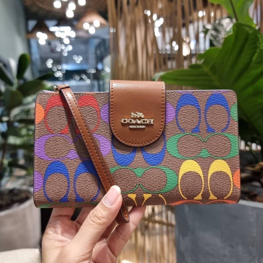 COACH C9944 TECH WALLET IN RAINBOW SIGNATURE CANVAS ดีไซน์ใหม่ คอลเลคชั่นสวยหรู กระเป๋าสตางค์พร้อมสายคล้องมือ ง่ายต่อชีวิตมากจ้า!! มันดี มันพร้อม มันสวยจริงจัง!! ใส่ได้ทั้งบัตร และโทรศัพท์ก็ใส่ได้ทุกรุ่น แถมยังมีช่องซิปแยกไปอีก ช่องเยอะไม่ต้องห่วงจริงๆ วั