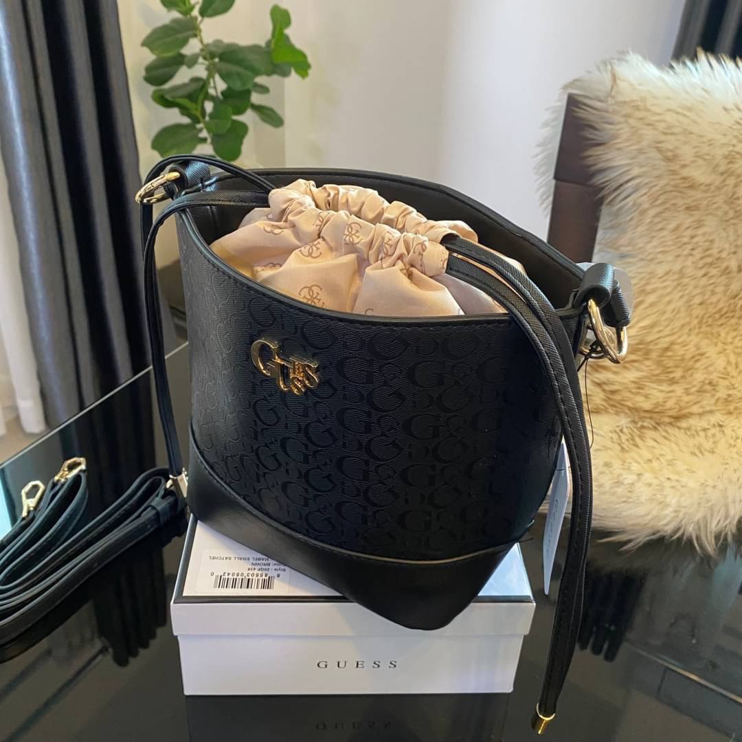 Guess Agata Bucket Handbag กระเป๋ารุ่นใหม่ล่าสุดทรงถังสุดน่ารัก พิมพ์ลายรอบใบ วัสดุ Saffiano PU คุณภาพดี นิ่ม น้ำหนักเบา ด้านหน้าประดับด้วยโลโก้แบรนด์สวยโดดเด่น เปิด-ปิดด้วยเชือกหนังใช้หูรูดปลายเชือกประดับอะไหล่ทองสะดวกใช้ ด้านในโล่งกว้างมีช่องเล็กสำหรับใ