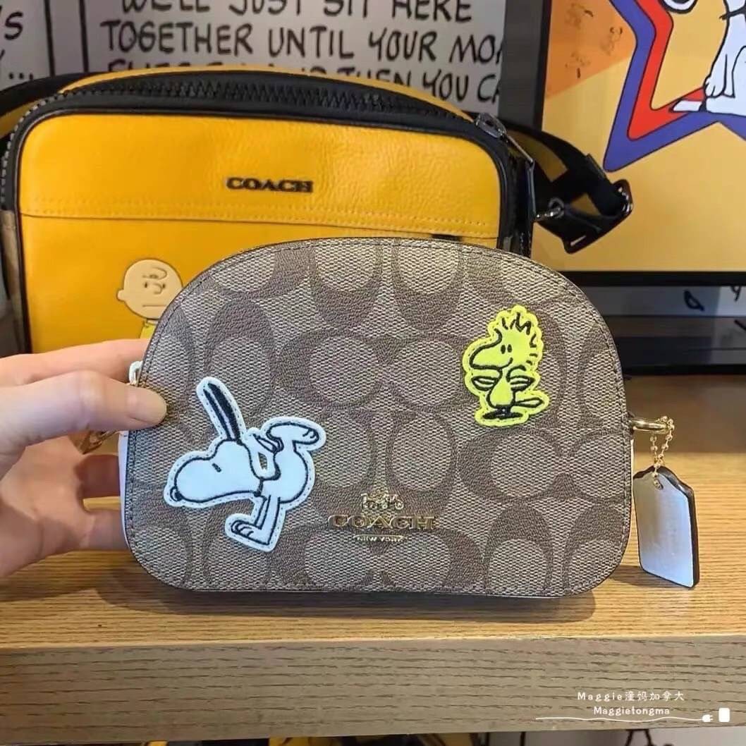 OUTLET 】COACH SNOOPY x PEANUTS MINI SERENA SATCHEL IN SIGNATURE CANVAS sling crossbody 4238 Coach Original Limited Edition Collection กระเป๋าครอสบอดี้ทรงยอดฮิต ขนาดกะทัดรัด คอลเลคชั่นพีนัท รุ่นนี้สามารถใช้ยูนิเซ็กส์ได้เลย สาวๆหนุ่มๆได้หมดไม่เกี่ยง!! รูปทร