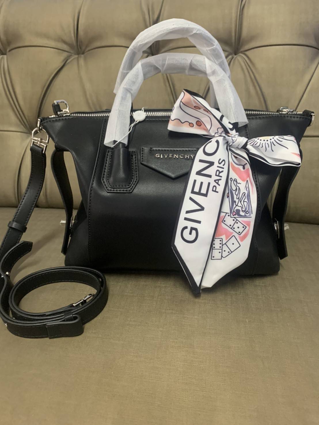 Givenchy Antigona Soft Small Leather Bag เข้ารอบใหม่ ราคาดีต่อใจ .. ไม่มีไม่ได้แล้ว! กระเป๋ารุ่น Iconic อย่าง Antigona Soft รุ่น "Classic" **มาพร้อมผ้าผูกโบว์ น่ารักมากมาย ประดับด้วยสัญลักษณ์ของแบรนด์ Givenchy ด้านหน้า **อะไหล่เงิน ไอเท็มยอดฮิตท