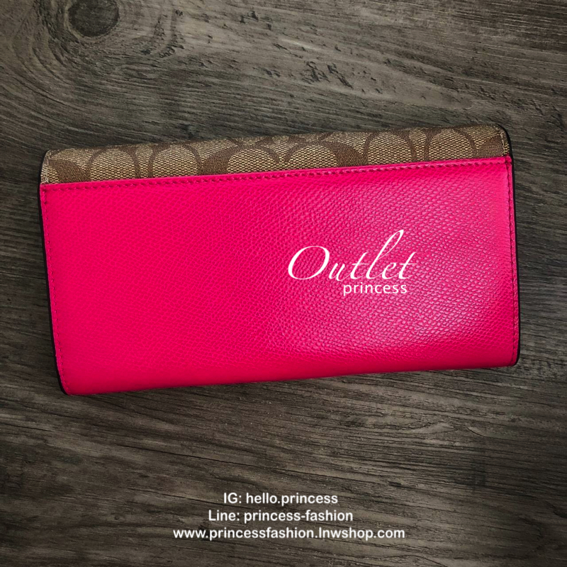 Coach signature ling wallet กระเป๋าสตางค์ใบยาว เปิด - ปิดกระเป๋าแบบกระดุม ภายในมีช่องใส่บัตร ธนบัตร และช่องซิปใส่เหรียญ ด้านหลังมีอีกช่อง 1 ช่อง พร้อมที่ใส่บัตร ถอดแยกใช้ได้ค่ะ