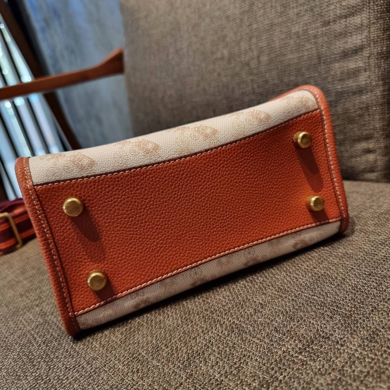 COACH C8456 FIELD TOTE 22 WITH HORSE AND CARRIAGE PRINT AND CARRIAGE BADGE คอลเลคชั่นสุดคลาสสิค ต้อนรับซัมเมอร์ ทั้งสดใสและร้อนแรง สวยหรูดูแพงในไอเท็มเดียว กระเป๋าทรงโท้ท ไซส์กำลังสวย น่ารักน่าใช้ ฟังก์ชั่นการใช้งานสะดวกที่สุด มีทั้งสายคล้องแขนในตัว และสา