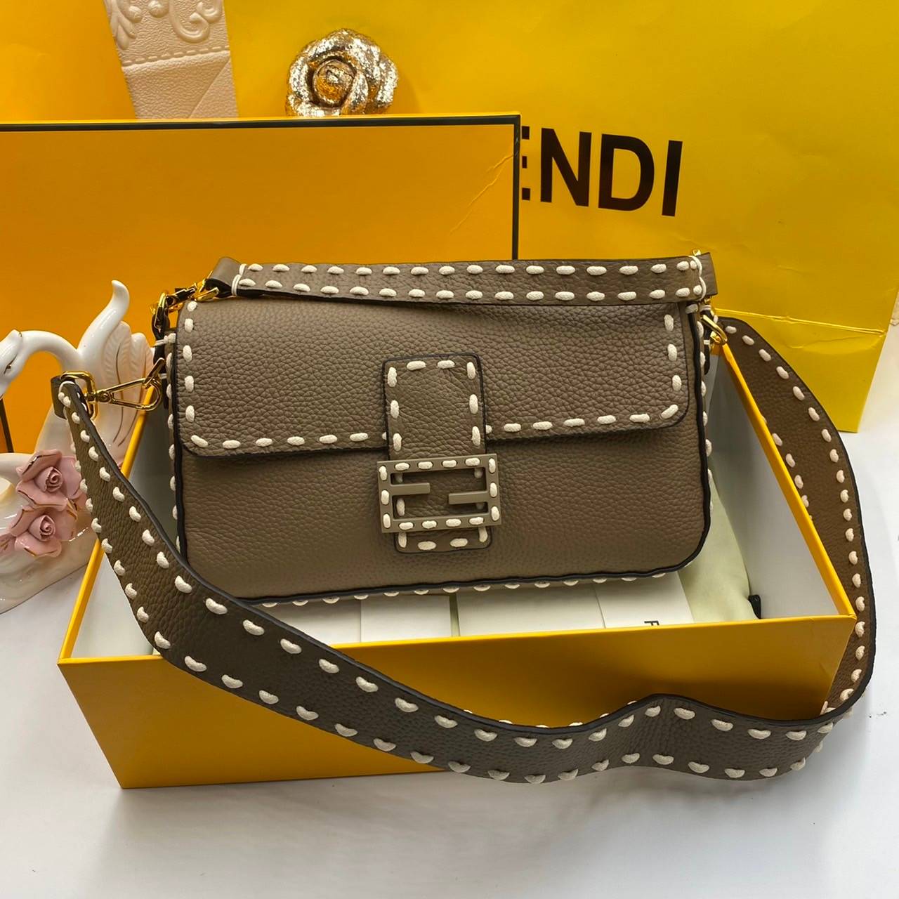 หนังแท้ Fendi Baguette full grain leather bag