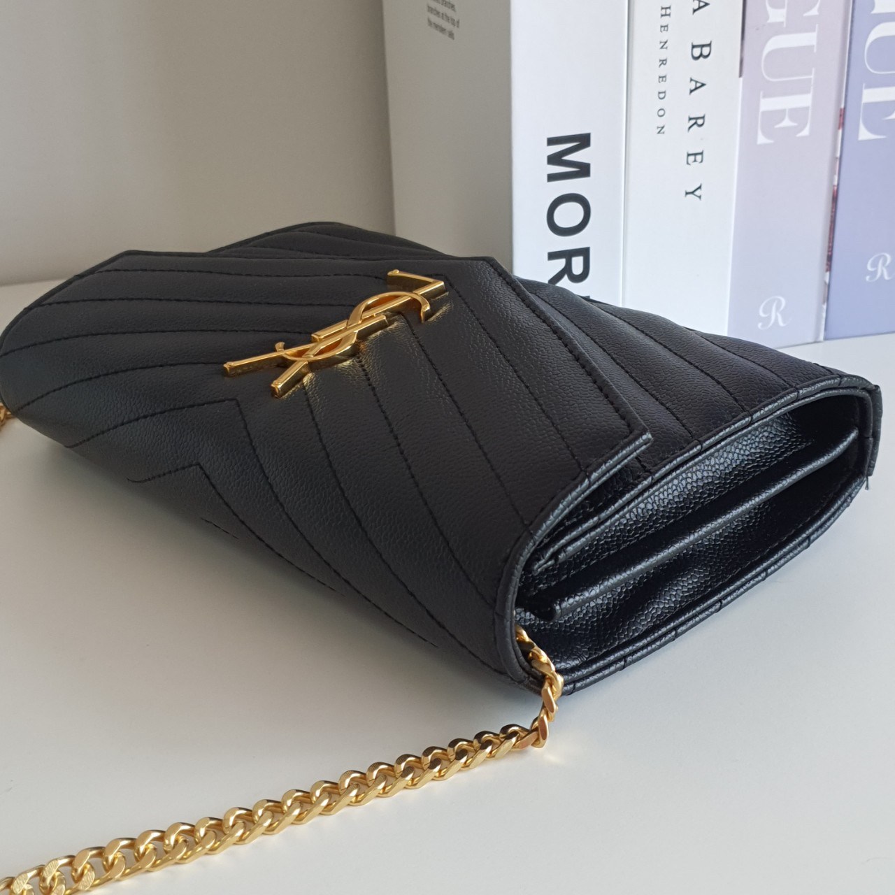 YVES SAINT LAURENT YSL BAG VIP GIFT WITH PURCHASE (GWP) พรีเมี่ยมกิ้ฟ Limited Edition จาก YSL DUTY FREE COUNTER วัสดุหนังแท้ลายคาเวียร์ ทรงหน้าจดหมายลายทาง สวยหรูมาก อะไหล่ทอง เปิดปิดด้วยกระดุมแม่เหล็ก ภายในโล่งมี2ช่องใหญ่ ช่องซิปใหญ่ มีที่ใส่บัตร12ใบ มาพ