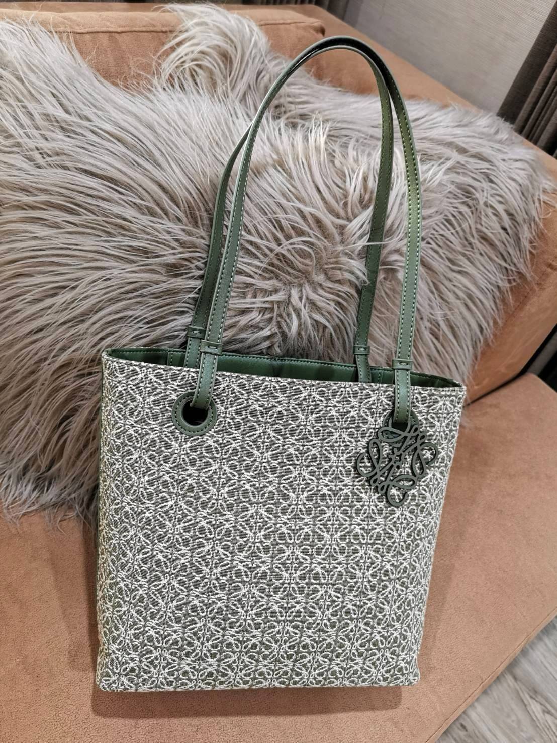 LOEWE ANAGRAM TOTE BAG VIP ไอเท็มใหม่! ดีไซน์สวยคงเอกลักษณ์ด้วยวัสดุ Anagram Canvas Jacquard Fabric ผสมผสานหนังแท้ Calfskin ลงตัวสุดคลาสสิค ขนาดกำลังดี น้ำหนักเบา ใส่เอกสาร A4 Notebook ipad ของใช้ได้เยอะ หูหิ้วหนังจับแข็งแรง สะพายไหล่ได้ พร้อมส่งที่ไทยสุด