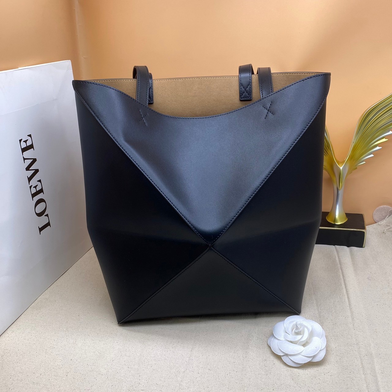 LOEWE Puzzle Fold Tote in shiny calfskin / LOEWE TOTE BAG 27cm พร้อมส่ง กระเป๋าทรงโท้ทใบใหญ่ ใช้งานง่ายเรียบหรู จุของได้เยอะ หนังเรียบสวยอยู่ทรงมาพร้อมสายสะพายยาวถอดได้ พับเก็บได้เป็นเอกลักษณ์