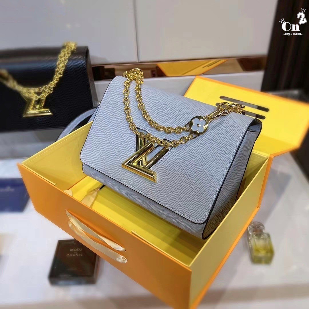 LOUIS VUITTON Twist MM Epi Leather Handbags / LV Twist MM หนัง Epi ลายเกรน ตัวล็อก LV Twist สีทองไอคอนิกช่วยเติมเต็มความสมบูรณ์แบบให้กับกระเป๋าได้อย่างลงตัว เหมาะสำหรับการใช้งานเป็น everyday bag หรือถือออกงานก็สวยเลยค่ะ