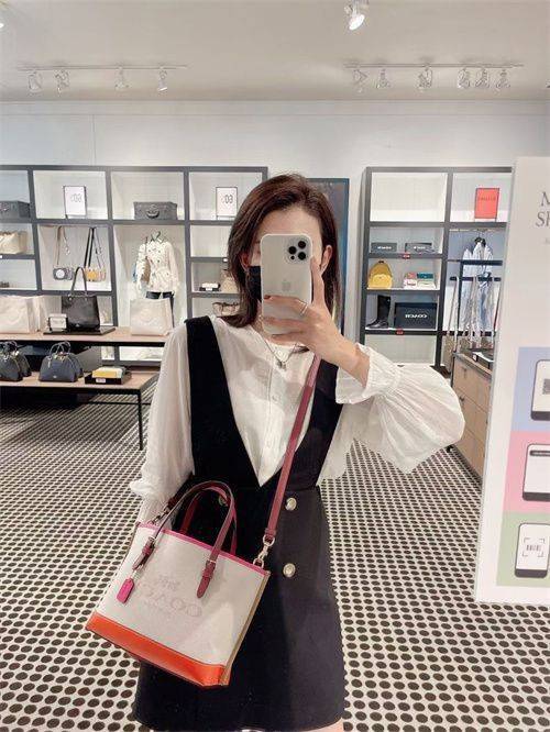 COACH C4085 MOLLIE TOTE 25 IN COLORBLOCK กระเป๋าทรงโท้ทยอดฮิต ขนาดมินิไซส์ ดีไซน์สวยคมทุกรุ่น!! ตกแต่งซิกเนเจอร์ถักทออยู่บนผ้าแคนวาส ดูโดดเด่น ภายในเป็นช่องโล่ง มีช่องซิปกลางใส่ของได้ ขนาดกำลังดีแบบใส่ของได้ครบครัน มาพร้อมสายสะพายข้าง หรือจะถือคล้องแขนเก๋