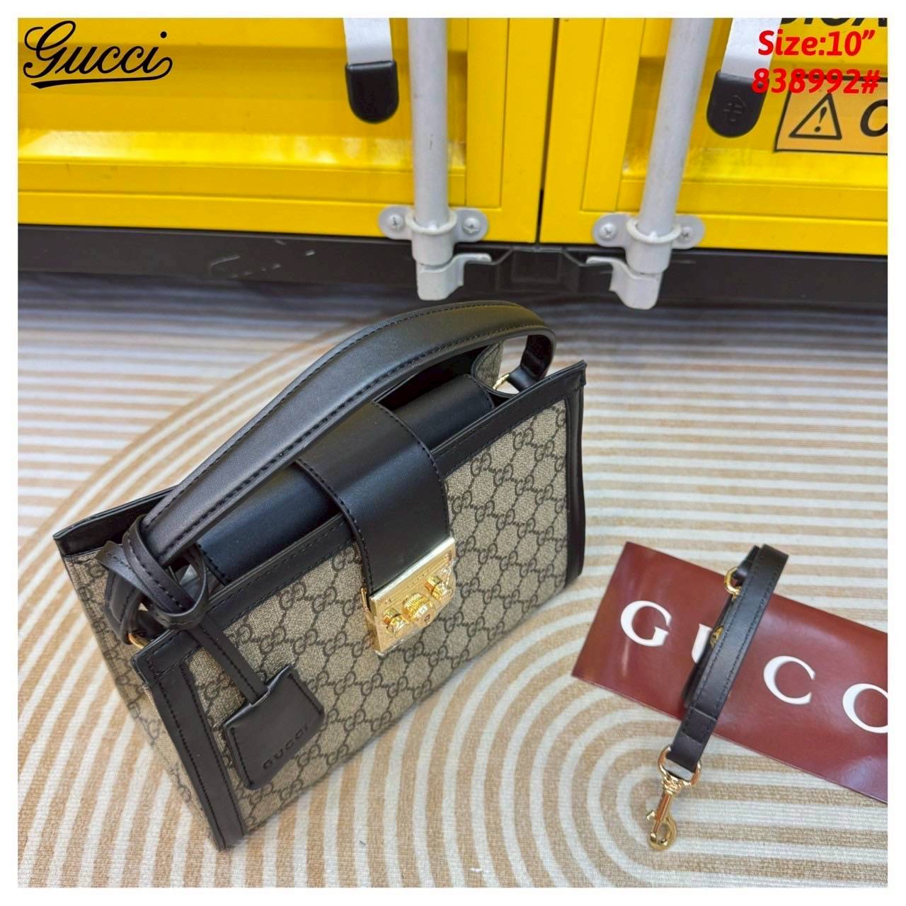 Gucci Padlock medium top handle bag กระเป๋าสะพายใบเล็กพร้อมหูจับ สวยผู้ดี ทรงตั้งใช้งานง่าย วัสดุหนังแคนวาส ปากกระเป๋ามีแถบหนังคาดและอะไหล่กดล็อค
