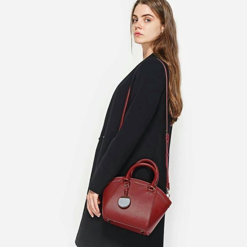 CHARLES & KEITH CURVED CITY BAG Re stock & Best seller กระเป๋าถือหรือสะพาย ขนาดกำลังดี วัสดุหนังPU ลายคาร์เวียร์ ตั้งอยู่ทรง มีหมุดรองฐาน เปิดปิดด้วยซิปเดียว ภายในมี 2 ช่องเล็ก และ 1 ช่องซิปด้านข้าง ใส่มินิ ไอแพด, กระเป๋าสตางค์ทรงยาวได้ ด้านหน้าประดับด้วย