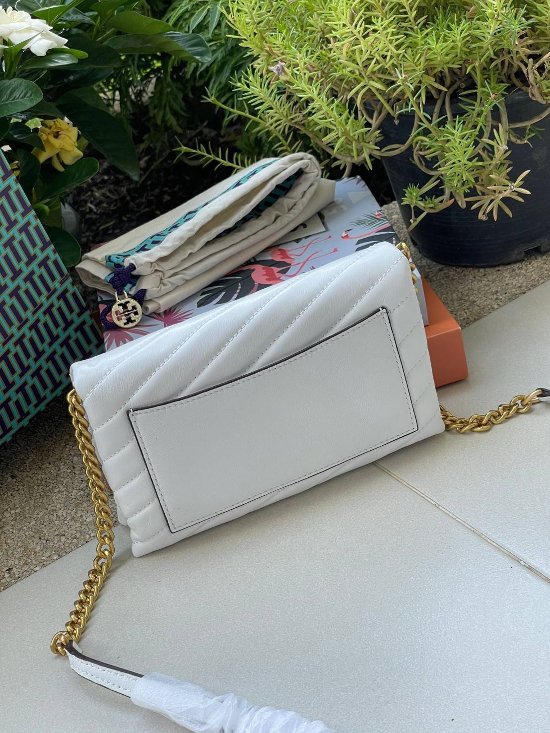 ของแท้ 💯% 】Tory Burch Kira Chevron Chain Wallet Bag เน้นความเรียบหรูดูแพง ต้องยกให้รุ่นนี้ ซึ่งมีขนาดกะทัดรัด ให้ลุคสาวมั่น Active ดูทะมัดทะแมง เหมาะสะพายในวันลำลอง และด้วยความที่เป็นแบรนด์ของทอรี่