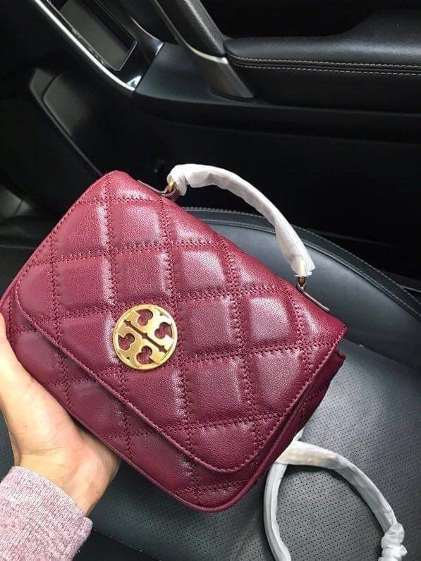 Tory Burch Willa Mini Top Handle Bag พร้อมส่งที่ไทย ใบจริงคือสวยสุดดไปเลยค่าา! กระเป๋าสะพายข้างหรือหิ้วก็เก๋ไปอีกเลยค่ะ! หนังแท้อย่างดี ลายนวมนิ่มมือดีมากค่ะ ด้านหน้ามีอะไหล่โลโก้แบรนด์ เปิดปิดกระเป๋าแบบกระดุมแม่เหล็ก ภายในสามารถใส่กระเป๋าเงินใบกลางได้;มื