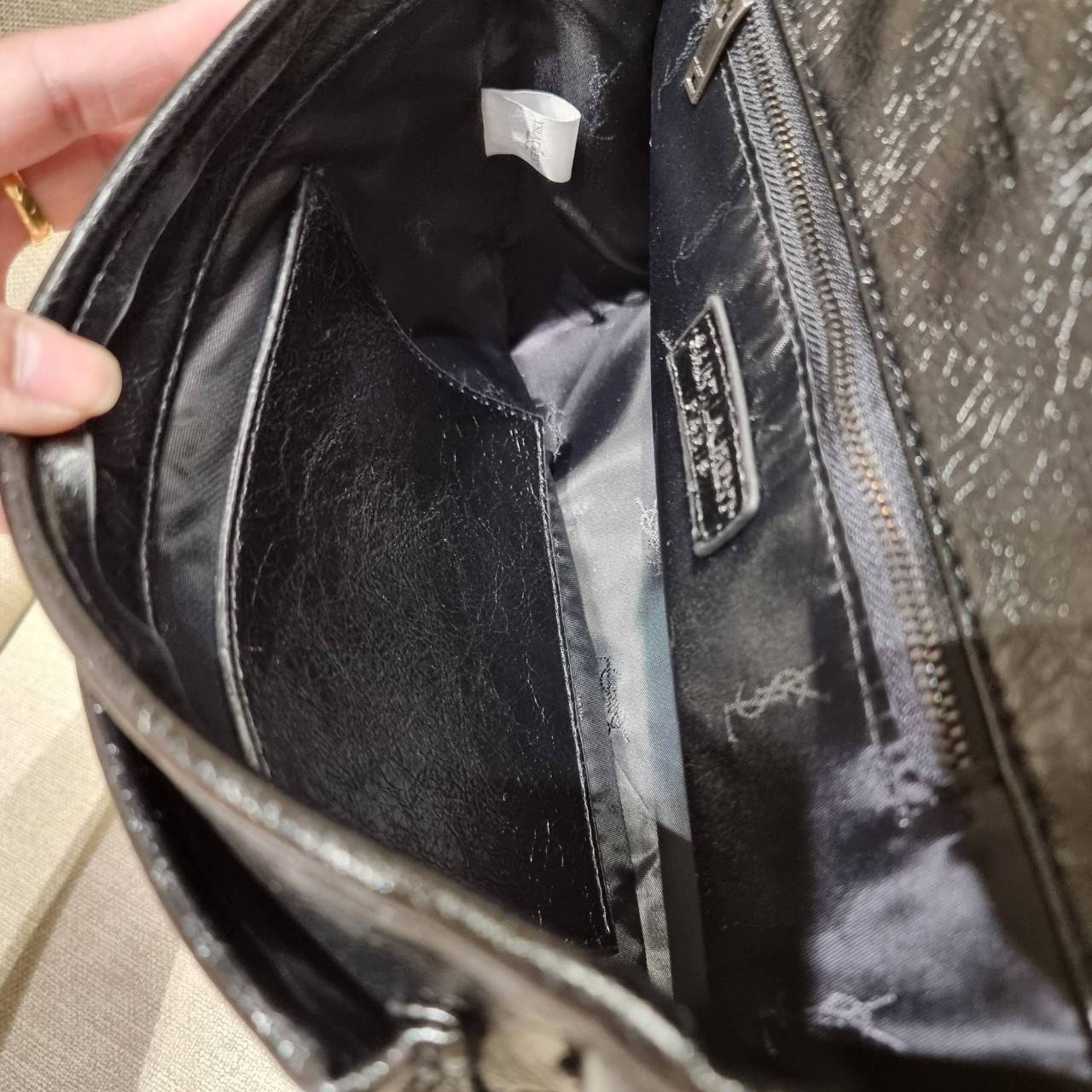 VIP 】หนังแท้ Yves Saint laurent shoulder bag กระเป๋าสะพายทรงคลาสสิค สุดฮอต ดีไซน์เรียบหรู วัสดุหนังแท้ขัดเงา สวย!! ใช้งานง่ายเพียงแค่เปิ-ปิดด้วยกระดุมแม่เหล็ก ภายในโล่งกว้าง จุของได้เลยสบายๆ กระเป๋าสตางค์ใบยาว มือถือ เครื่องสำอางค์ พาวเวอร์แบงค์ หรือจะ ga