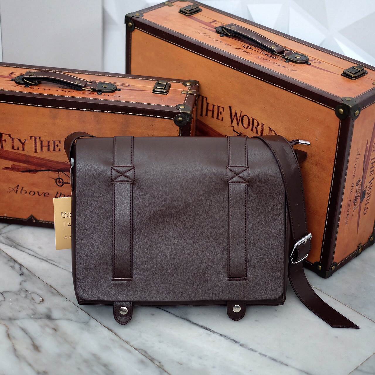 เอาใจหนุ่มๆบ้างค่า สำหรับ messenger bag หนังดี มากๆเลยน้า ลายหนังชัดสวย ใบนี้จากแบรนด์ ZARA MEN ตัวกระเป๋าขนาดกำลังดีเลยคะ สีน้ำตาลเข้มสวยมาก คลาสสิคสุดๆ มีช่องแบ่งเก็บของหลายช่องเป็นสัดส่วนมากๆคะ น้ำหนักเบา จุของคุ้ม สายยาว ปรับได้ free size สามารถสะพาย 