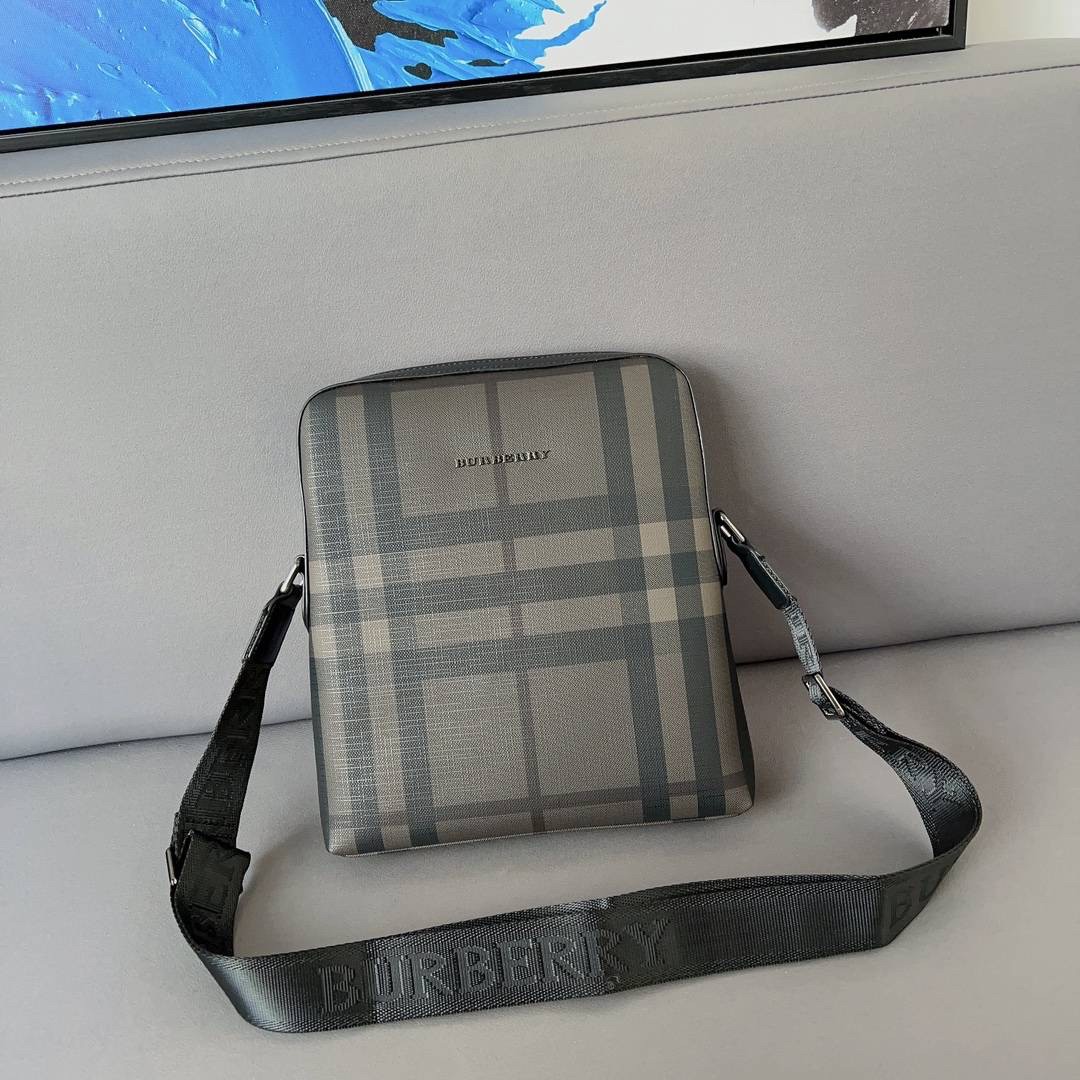 Burberry New Men's Casual Messenger Bag Printed Shoulder Bag / BURBERRY CROSSBODY VINTAGE BAG 2022 พร้อมเป็นของขวัญ มอบให้คุณผู้ชายแล้วค่ะ วัสดุหนังโทนสีสุภาพ คลาสสิก