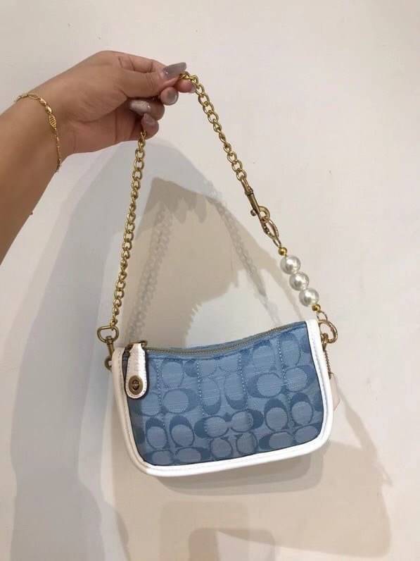 COACH Swinger 20 B4/Light Washed Denim Chalk พร้อมส่งที่ไทย ภาพสินค้าถ่ายจากงานขายจริง ใช้งานต่างประเทศได้