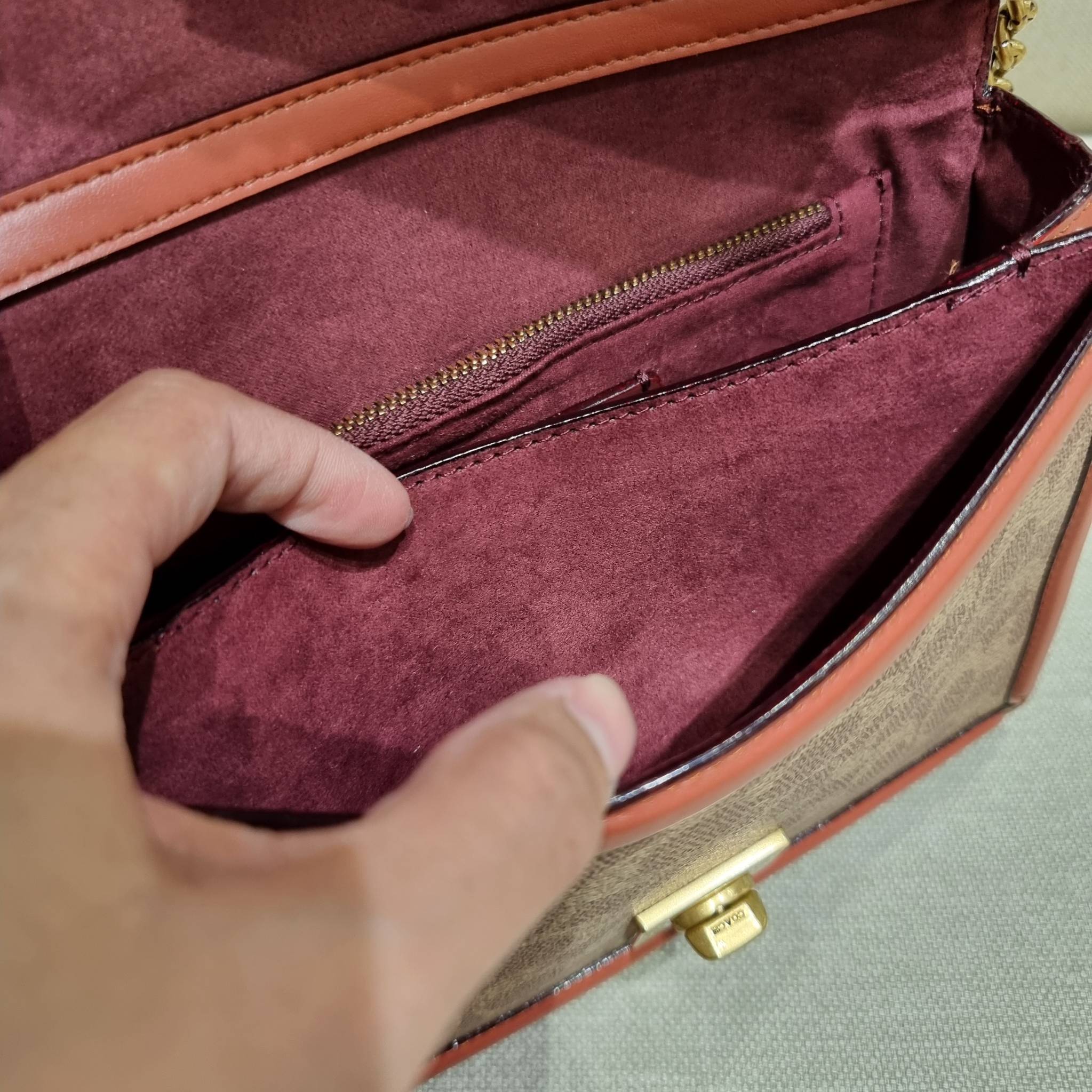 COACH 3492 HUTTON SHOULDER BAG IN SIGNATURE CANVAS sold out ไปกันทั่วหน้าในหลายประเทศ กับกระเป๋าสะพายที่สุดของความหรู ดีไซน์คลาสสิควินเทจ ลูกเล่นสีแทนสนิมตัดกับอะไหล่สีทองเหลืองดูย้อนยุคและหรูหรา วัสดุหนังแคนวาสสลับหนังแท้ สายสะพายโซ่สลับหนัง ปรับสะพายได้