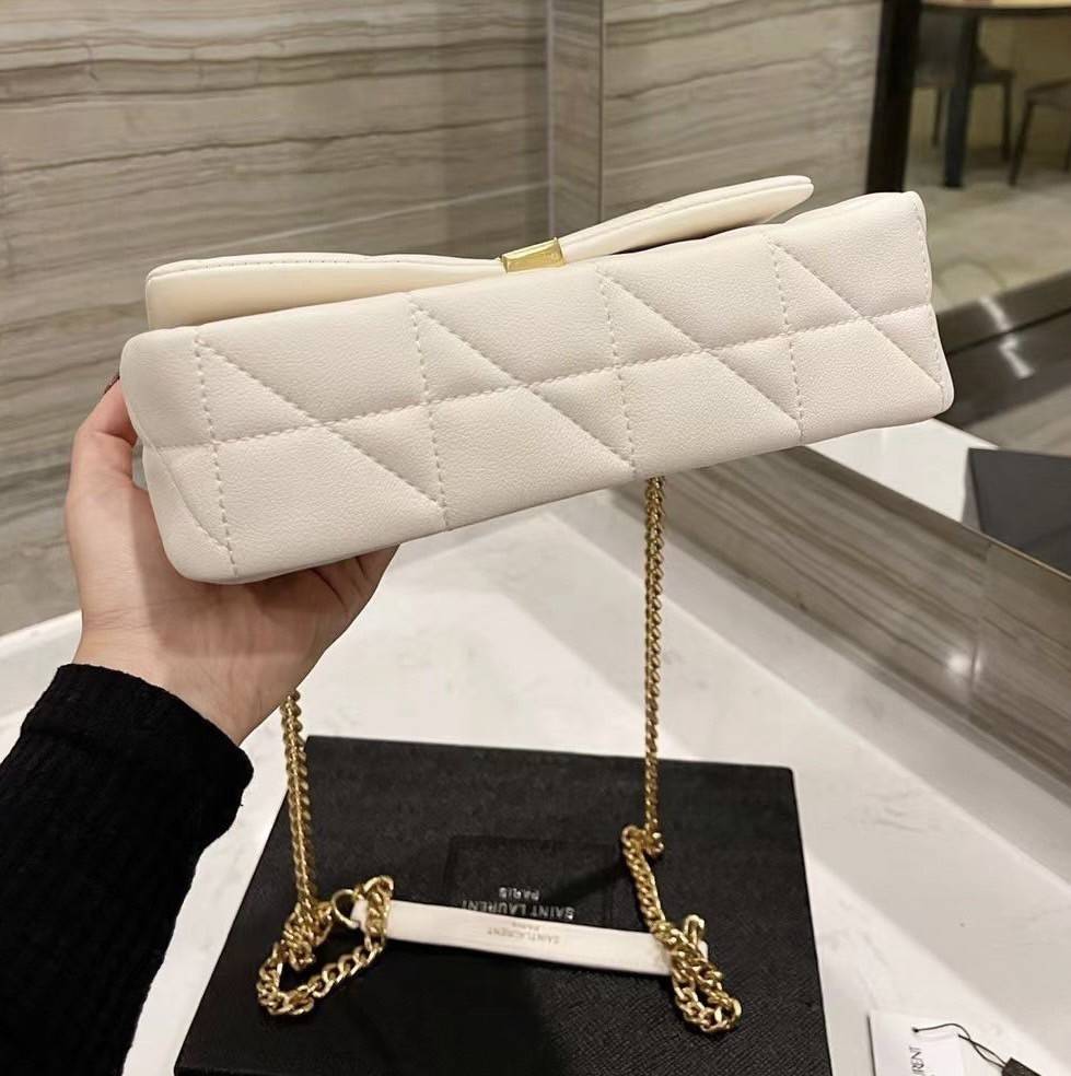 VIP 】SAINT LAURENT JAMIE BAG VIP GIFT WITH PURCHASE (GWP) พรีเมี่ยมกิ้ฟ Limited Edition จาก YSL DUTY FREE COUNTER วัสดุหนังแกะสังเคราะห์ อะไหล่สีทอง ดีไซน์ลายตารางหมากฮอต ประดับโลโก้แบรนด์ที่ด้านหน้า รูปทรงสวย มีหูจับถนัดมือสายสะพายโซ่เลื่อนปรับระดับได้..