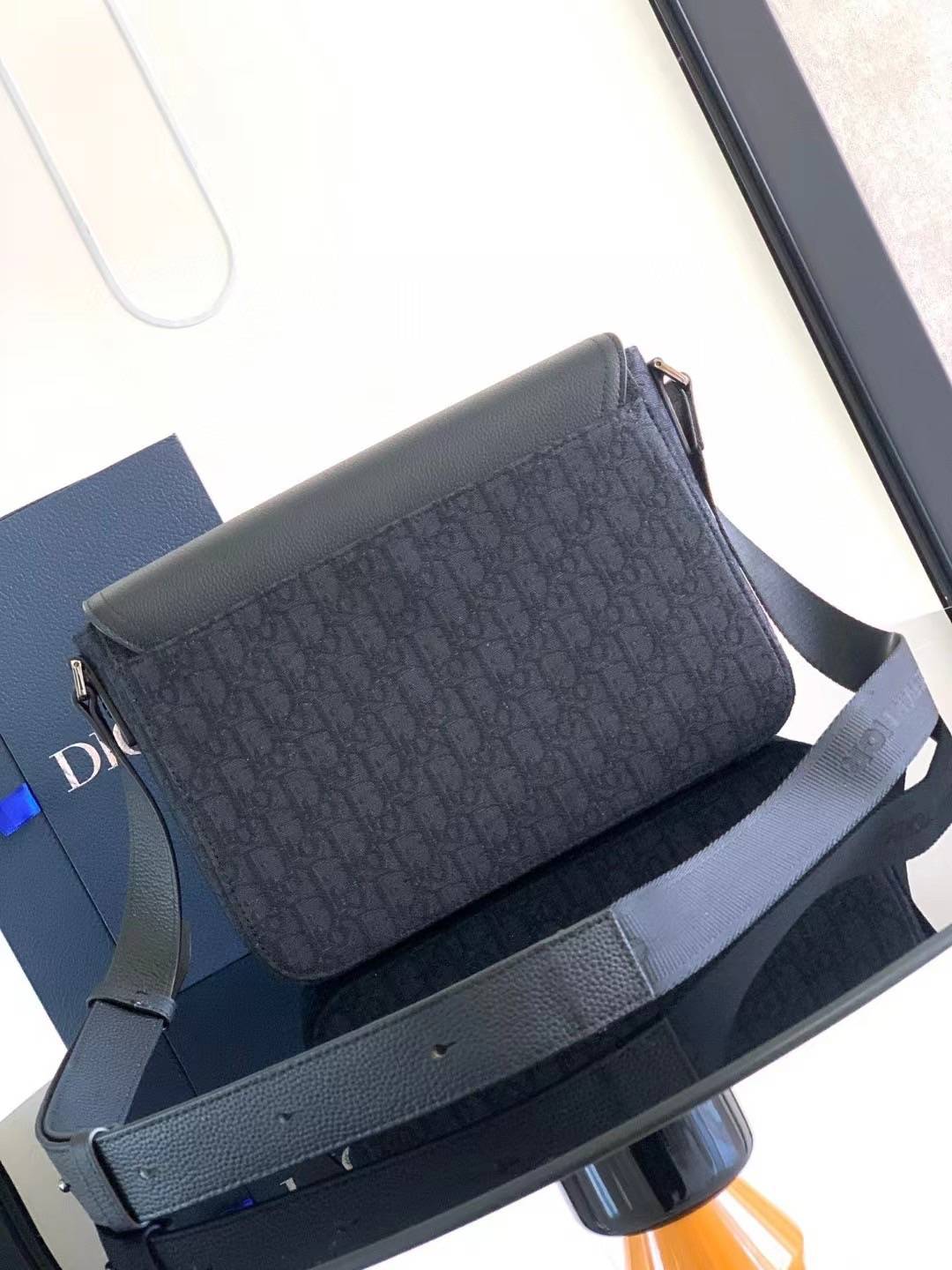Large DIOR Saddle Messenger Bag with Flap 30cm กระเป๋าทรงแมสเซ็นเจอร์รุ่นยอดนิยม ท่านชายควรมีมากค่า ใบใหญ่จุของได้เยอะ สวยหรูดูดีมีระดับ ต้องยกให้รุ่นนี้เลยค่ะ