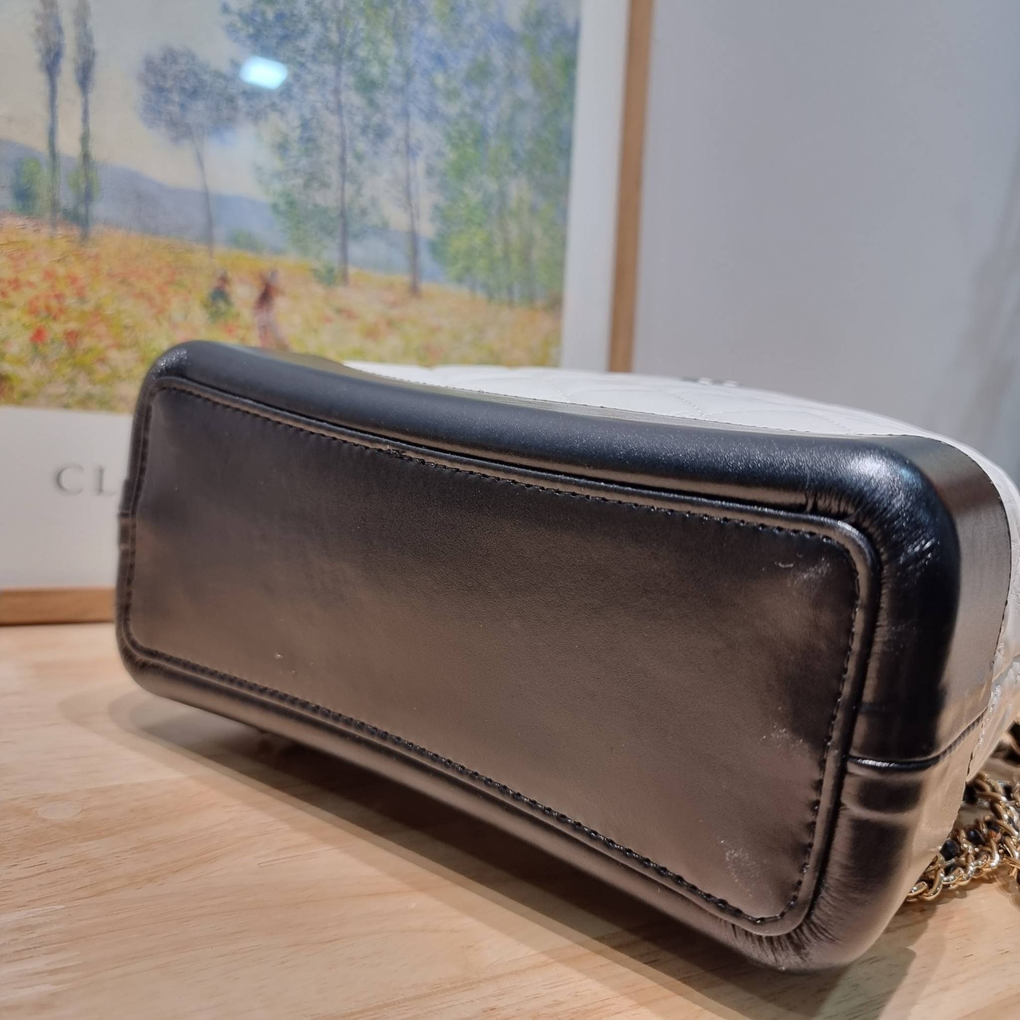 Chanel gabrielle backpack ไอเท็ม best seller กับรุ่นสุดปังในรูปแบบกระเป๋าเป้ ดีไซน์หรูคลาสสิค สายสะพายในตัวรูดปากกระเป๋าเก็บทรงได้ หรือจะรูดด้านหน้ายาวสุด