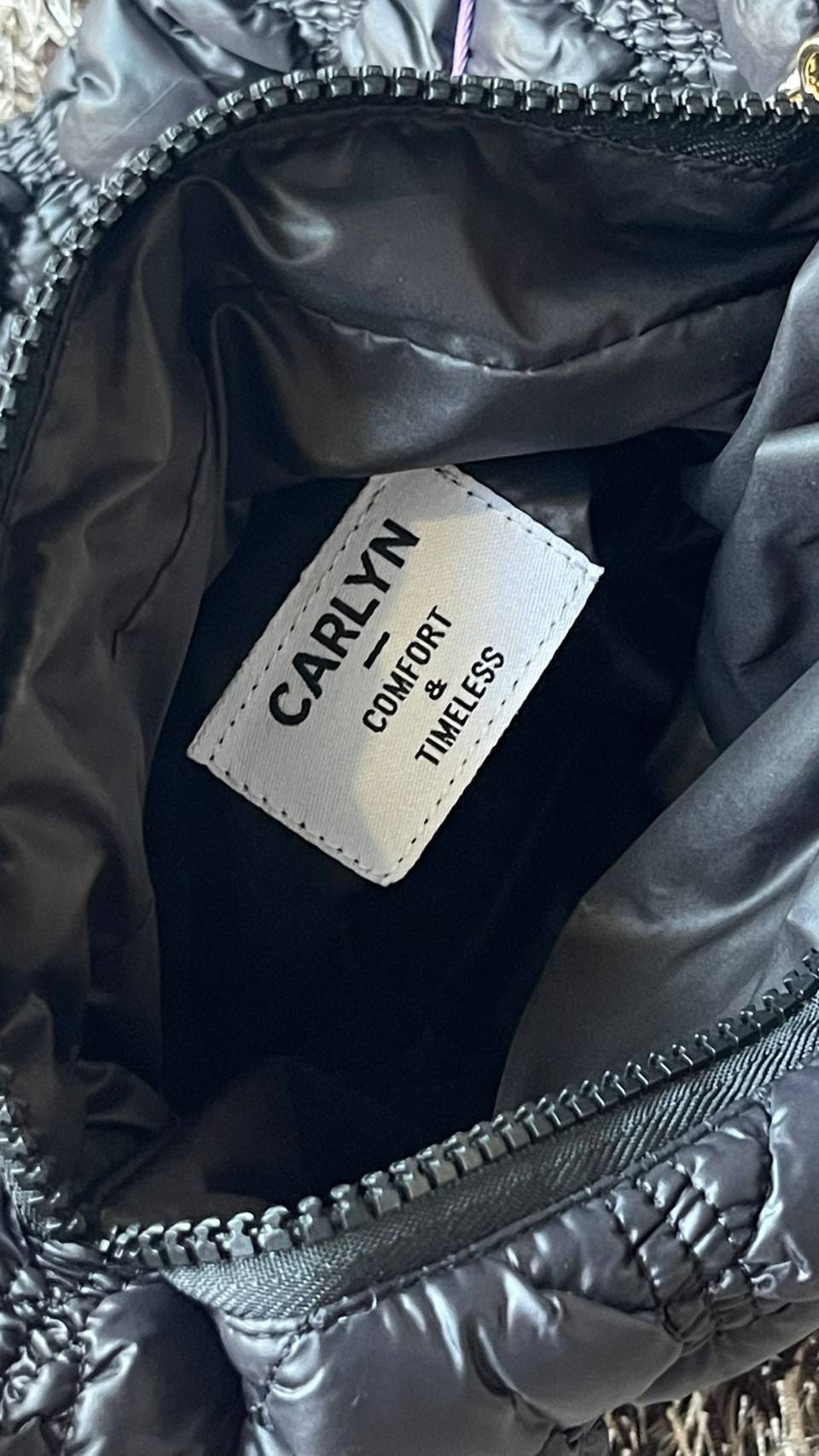 Carlyn Quilted Soft M Bag กระเป๋าสุดฮอตจากประเทศเกาหลี มีทรงที่กำลังพอดี ไม่เล็กหรือใหญ่เกินไป เลยสามารถใช้ในชีวิตประจำวันได้ง่าย ตัวกระเป๋านุ่มบุเหมือนผ้านวม น้ำหนักเบา