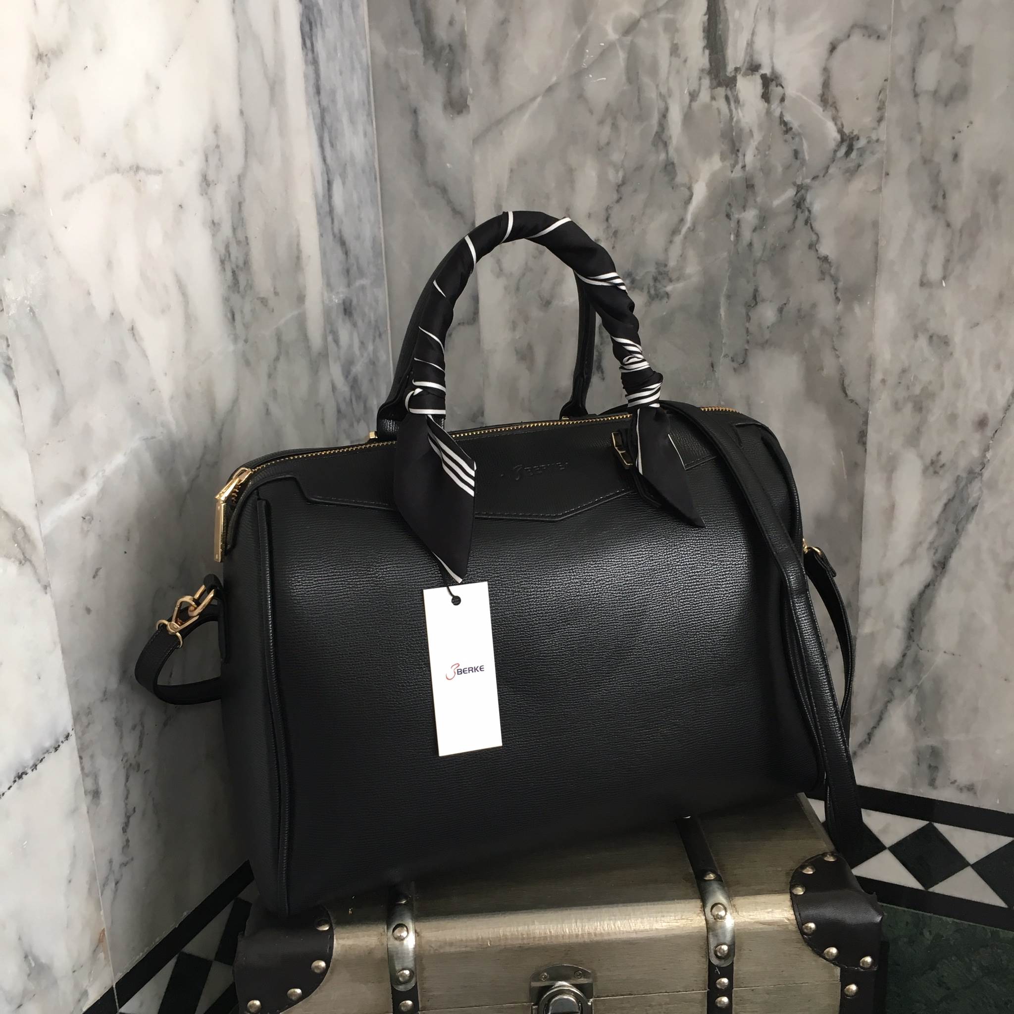 รุ่นใหม่ล่าสุด จากแบรนด์ Berke ขนาด มินิ หนังลายสวยมากคะ ขนาดใหญ่ จุของคุ้ม แต่น้ำหนักเบา ดูแลรักษา ตกแต่งด้วยผ้าพันกระเป๋ารุ่นพิเศษ ปรับ พันเป็นโบว์ได้คะ ทำให้กระเป๋าน่ารักสุดๆ พร้อมสายสะพายยาว ภายในมีช่องซิป และช่องใส่ของจุกจิก 2 ด้าน เลยค่า หูกระเป๋าพั