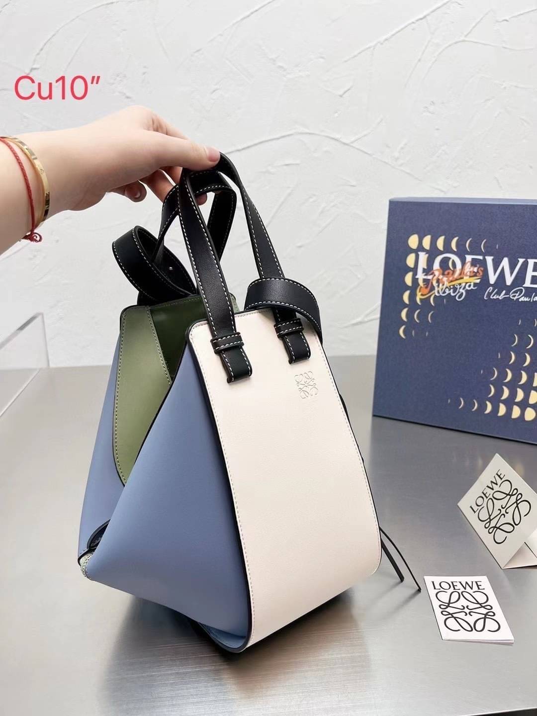 Loewe Hammock Bag / Loewe Small Hammock Leather Bag กระเป๋าถือหรือสะพาย รุ่น Rare items สุดๆ หนังสวยดีไซน์มีเอกลักษณ์ ใบขนาดกำลังดี น้ำหนักเบา สามารถปรับได้หลายทรง ด้านข้างมีซิปปรับขยายได้ ภายในโล่งกว้าง ใส่กระเป๋าสตางค์ กล้อง มือถือ ของใช้ได้เยอะ