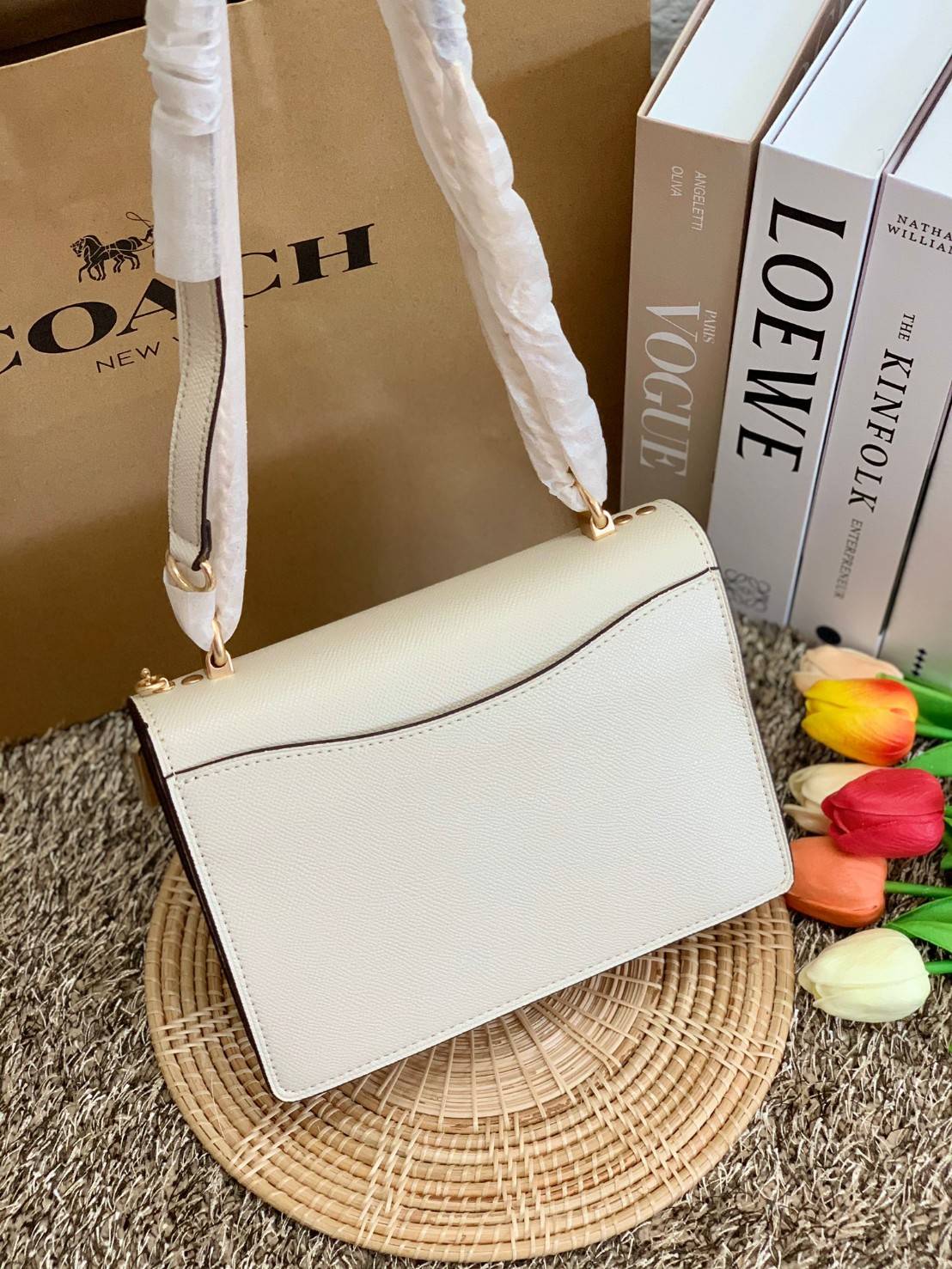 พร้อมส่งถึง8สี ห้ามพลาดค่ะ! COACH KLARE CROSSBODY BAG ((91019//91174//90400//1424//90635)) พร้อมส่งที่ไทย กระเป๋าสะพายครอสบอดี้ร์หรือสามารถทบเป็นสายคู่คล้องไหล่ได้ด้วยค่ะ หนังแท้ แต่ละสีทำลายหนังได้สวยงามแตกต่างกันออกไปนะคะ ✔️ห้อยด้วยป้ายแบรนด์แบบโ