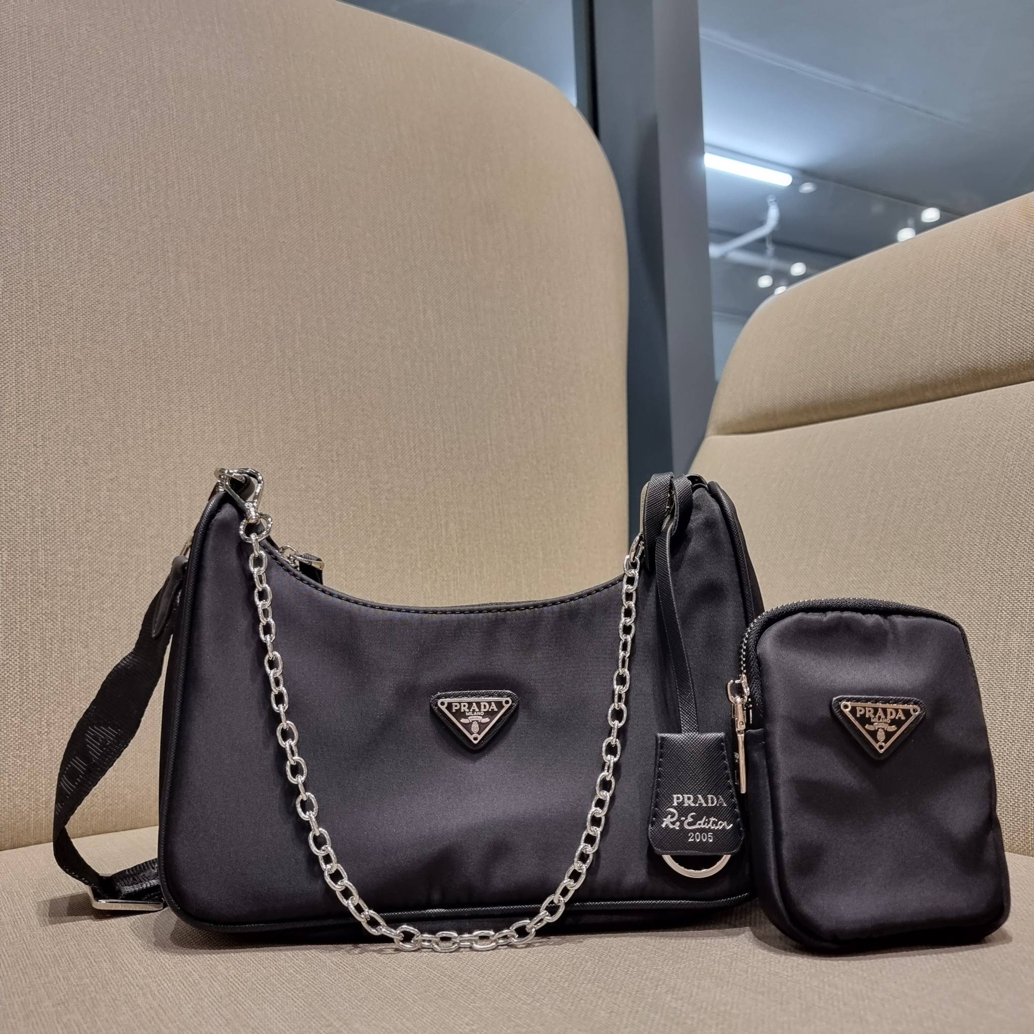 VIP 🥂 PRADA RE-EDITION 2005 RE-NYLON SHOULDER BAG ไอเท็มสุดปัง ที่ฮิตตลอดกาลไม่ว่าจะปีไหนๆ จัดให้ครบทั้งสีขายดีและสีใหม่ล่าสุด ที่สายคุณหนูห้ามพลาด!! กับกระเป๋าสะพายทรงคลาสสิค เหมาะเป็น everyday bag มากๆ วัสดุผ้าไนล่อนคุณภาพ พร้อมใบลูก ไว้ใส่เหรีย