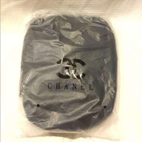 Chanel VIP Gift Backpack (พร้อมส่งโลโก้ขาว) สินค้าเป็นของแท้ ใหม่จากเค้าเตอร์เครื่องสำอาง/น้ำหอมแบรนด์ กระเป๋าเป้ของแท้จาก Chanel VIP Gift Bag วัสดุไนล่อน หัวซิปทำจากหนังปั้มชื่อแบรนด์ ด้านในเป็นช่องกว้าง และมีช่องซิปเล็ก ตัวสายสะพายด้านหลังเลื่อนปรับได้ค