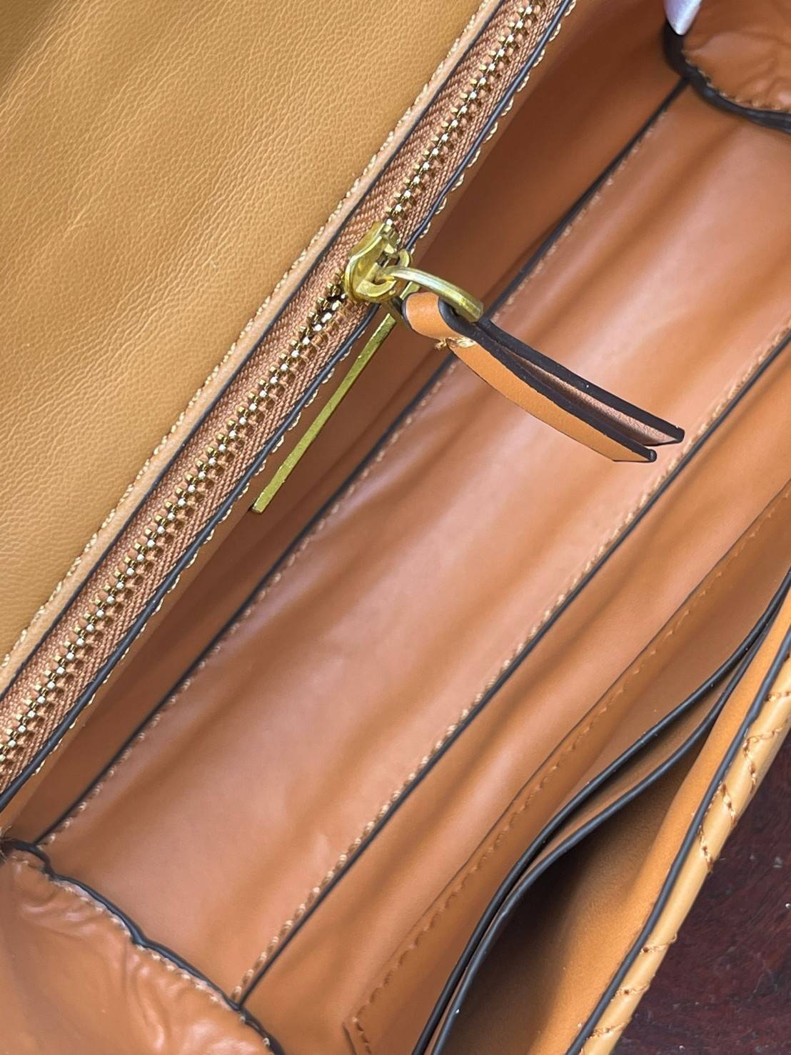 TORY BURCH Fleming Convertible Shoulder Bag ดีไซน์น่ารัก ดูแพงไม่เป็นรองใคร ใช้ได้ทั้งทั่วไปและออกงาน สาว ๆ คนไหนที่กำลังมองหากระเป๋าสะพายไหล่น่ารัก ๆ สักใบที่มีดีไซน์โดดเด่น สะดุดตาล่ะก็ไม่ควรพลาดกับ Collection นี้เลยค่ะ เพราะ Fleming นั้นเป็นรุ่นที่เรีย