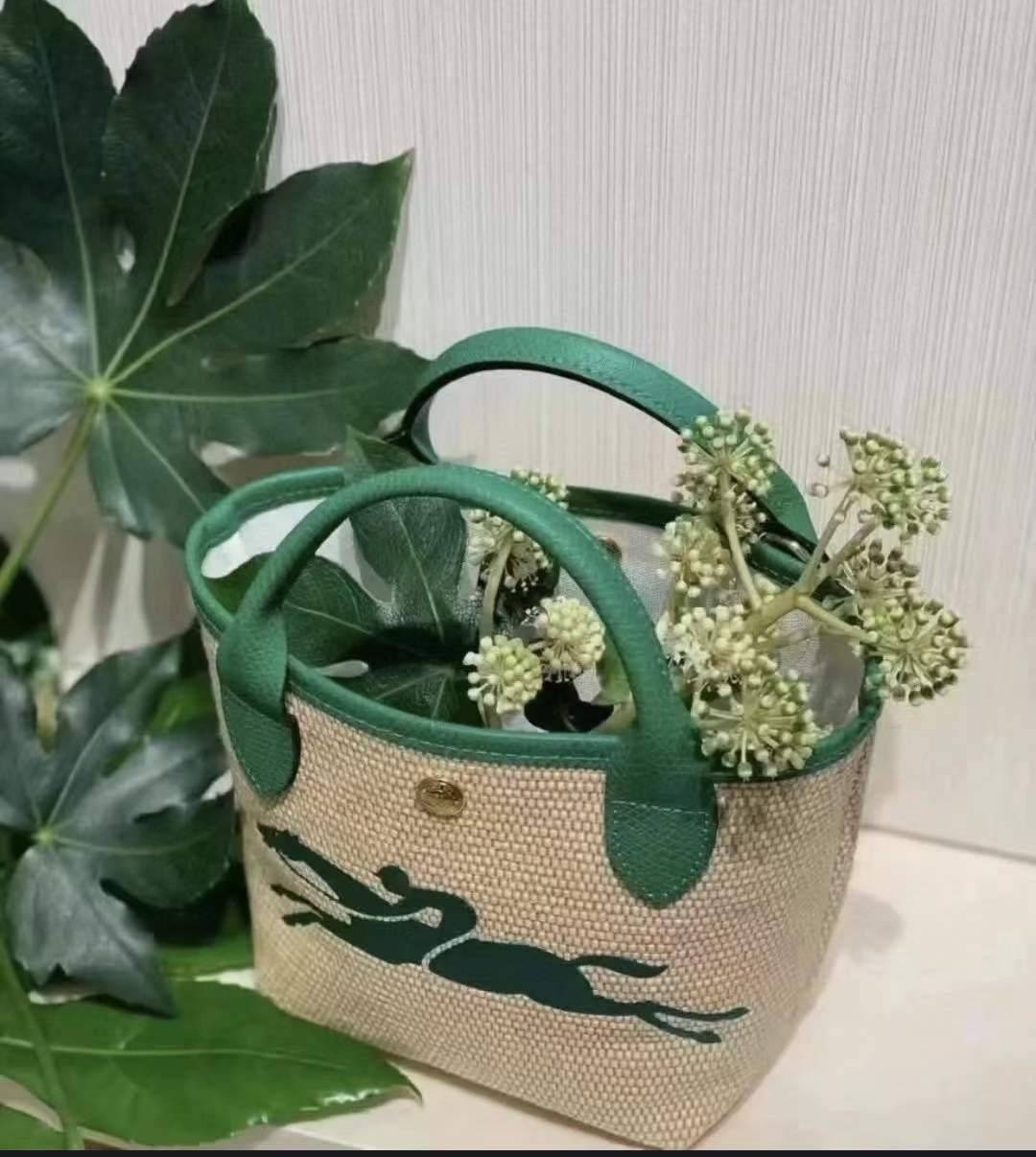 Longchamp Le Pliage Paris-St Tropez Handtasche มาแร้ววววใหม่ล่าสุดนุ้งมินิ ตัลร๊ากกก วัสดุสาน ด้านหน้าปักโลโก้ม้าอันเป็นสัญลักษณ์ของแบรนด์ ทนทานแข็งแรง ใบมินิ น้ำหนักเบา จุของได้เยอะ ใส่กระเป๋าตังค์ โทรศัพท์ iphone+ ได้ ภายในโล่ง มีสายสะพายไหล่ Crossbody 