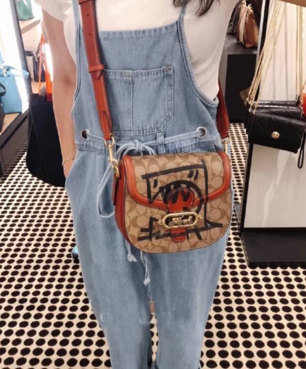 ของแท้ 💯% ได้ไปไม่ผิดหวังแน่นอนค่ะ! 📌Limited edition!! COACH REXY X GUANG YU CROSBODY BAG ((1501))