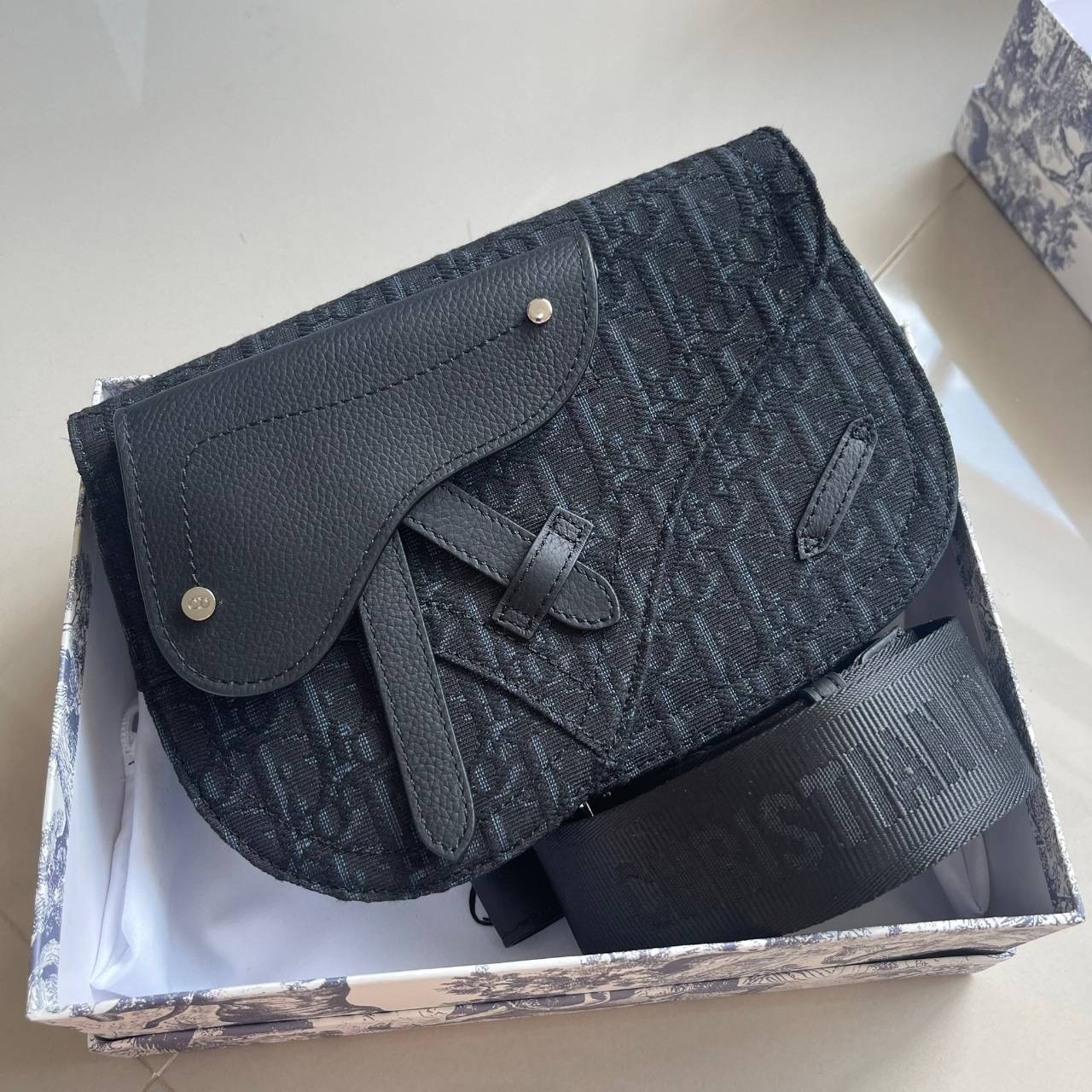 หนังแท้ CHRISTIAN DIOR SADDLE POUCH Black Dior Oblique Jacquard พร้อมส่งที่ไทย กระเป๋า Saddle pouch คู่ใจขนาดกะทัดรัดและเหมาะสำหรับใช้ในชีวิตประจำวัน วัสดุหนังแท้และผ้าแจ็คการ์ดอย่างดีทั้งใบ เกรดออริจินอลหนังแท้ทั้งใบ ภาพสินค้าถ่ายจากงานขายจริง ใช้งานต่าง
