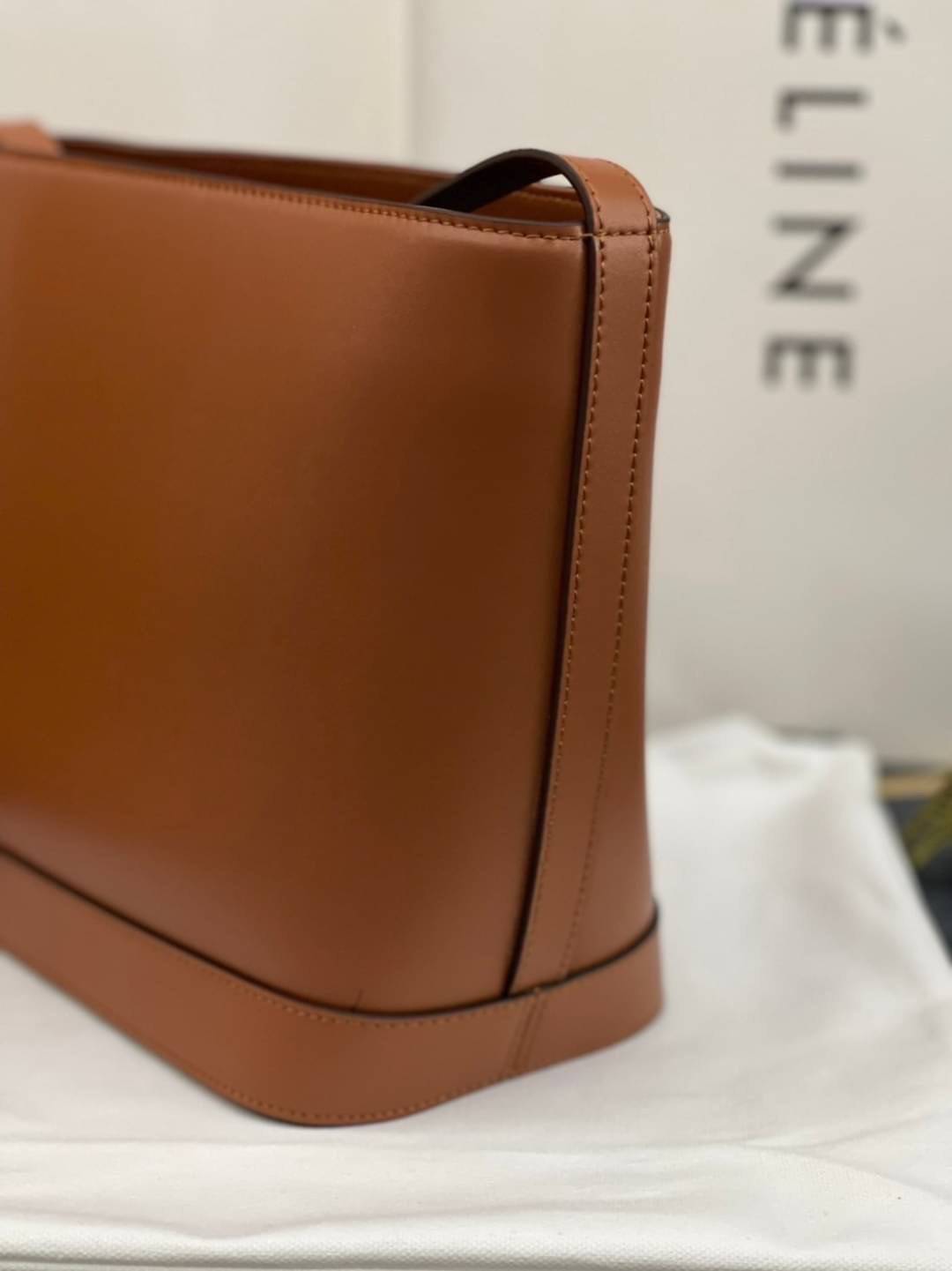 หนังแท้ CELINE SMALL BUCKET CUIR TRIOMPHE IN SMOOTH CALFSKIN / CELINE BUCKET BAG CUIR TRIOMPHE พร้อมส่งที่ไทย คอลเลคชั่นใหม่ ฮิตข้ามปี กับกระเป๋าสะพายทรงถัง ใช้งานง่ายที่สุด สายสะพายในตัว ปรับใช้ได้เลย วัสดุหนังวัว เรียบหรู ผู้ดีไปอีก โดดเด่นด้วยโลโก้เอกล